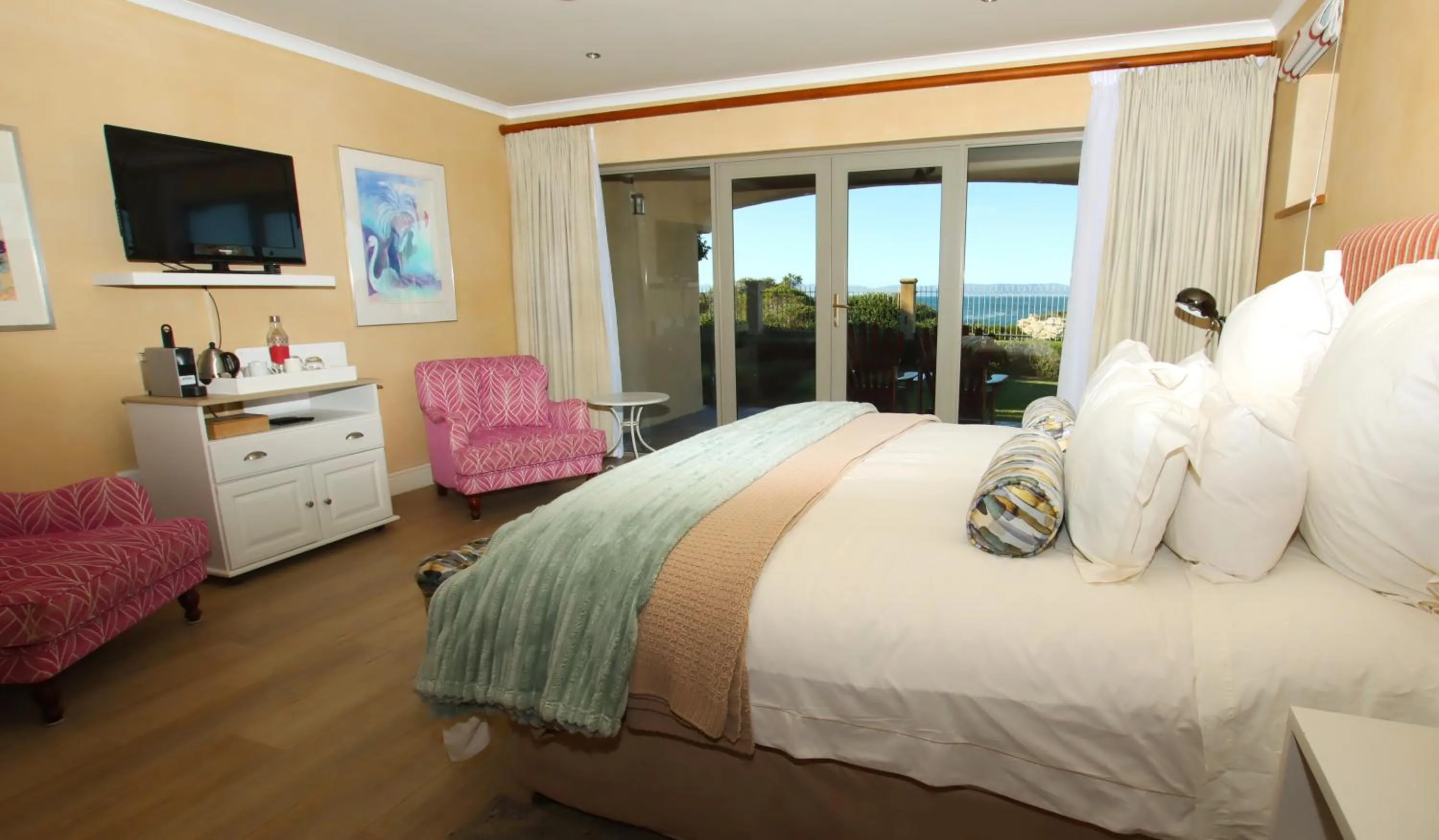 Photo of the whole room, Bed in On The Cliff Guest House