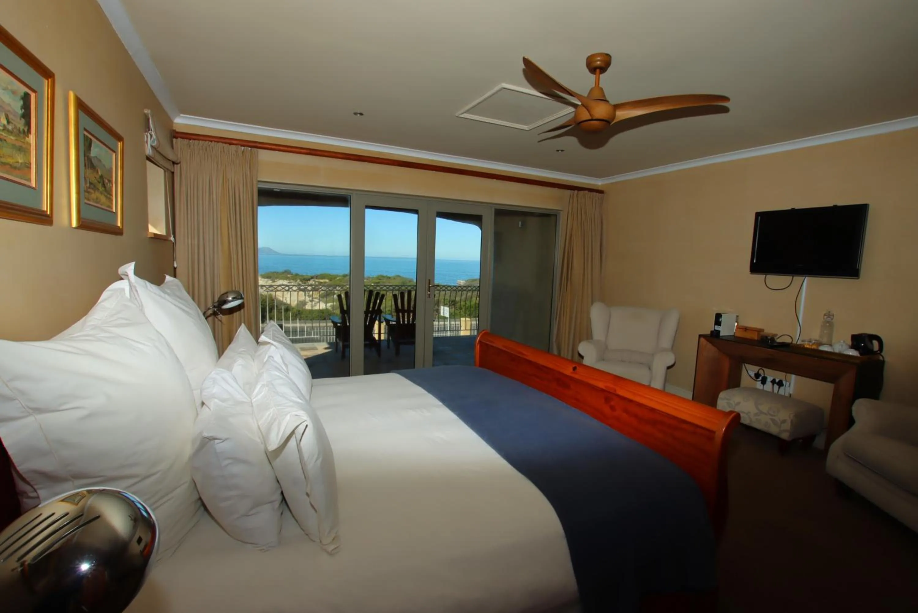 Sea view, Bed in On The Cliff Guest House