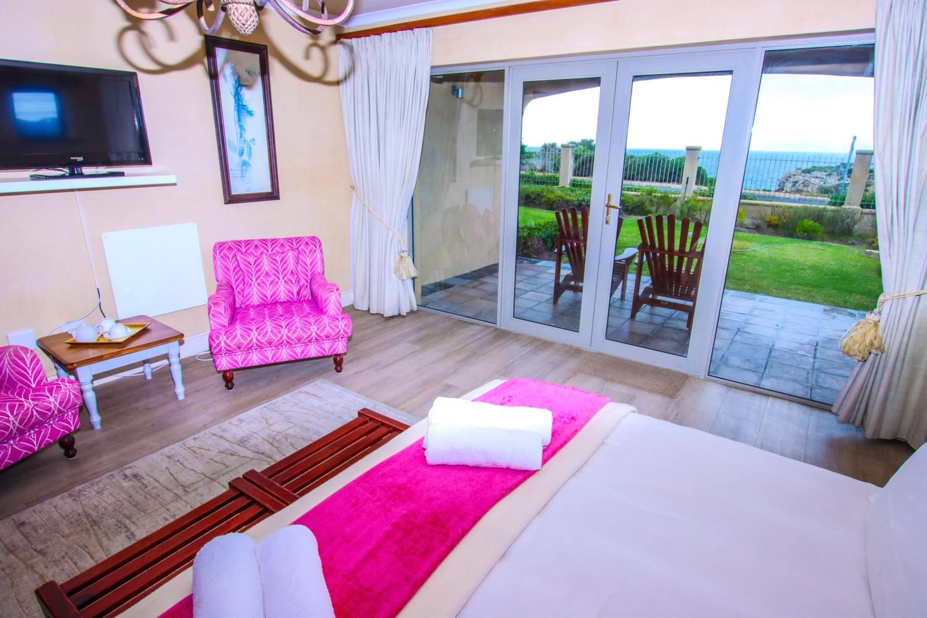 Garden, Bed in On The Cliff Guest House