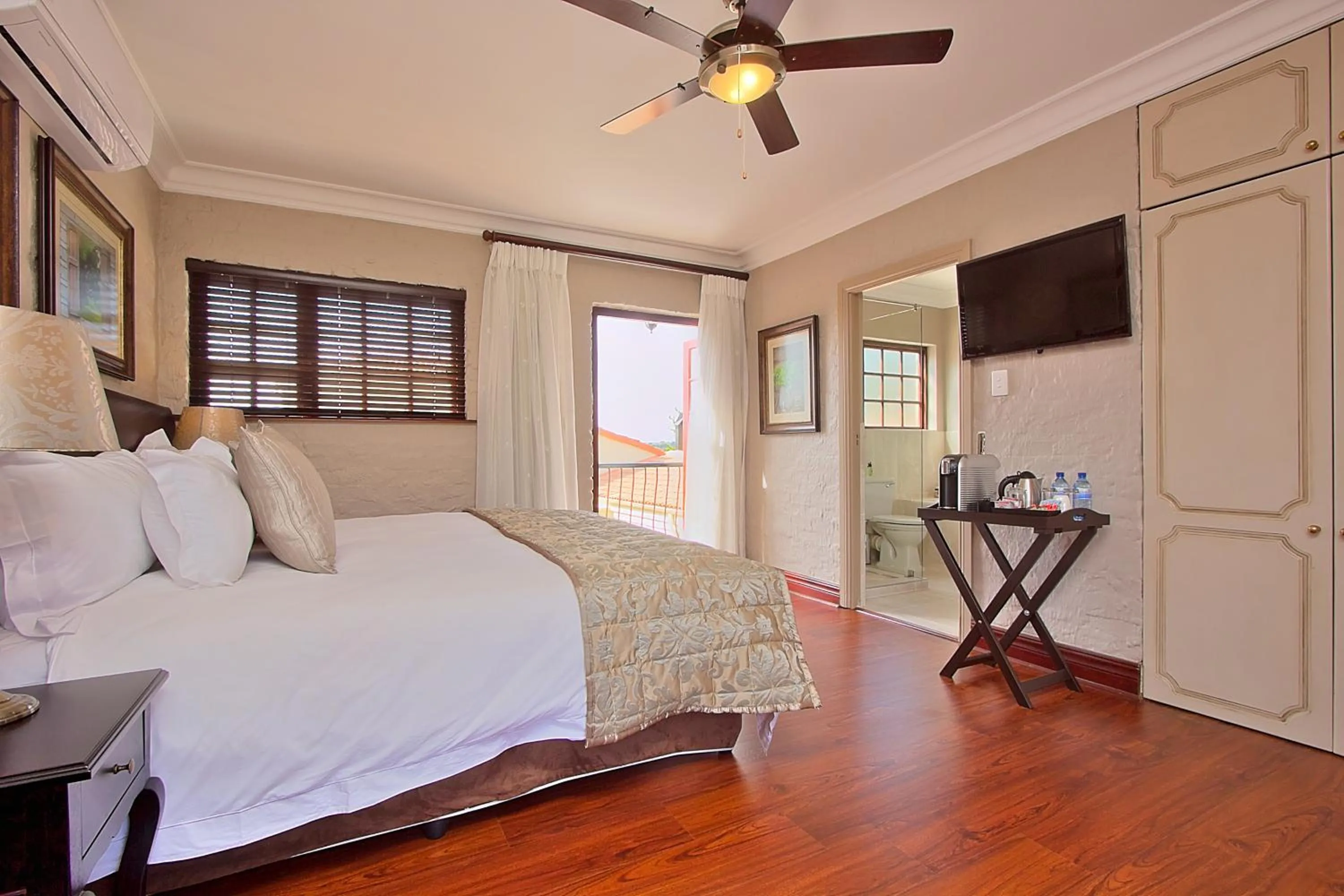 Bedroom, Bed in Leopardsong Manor