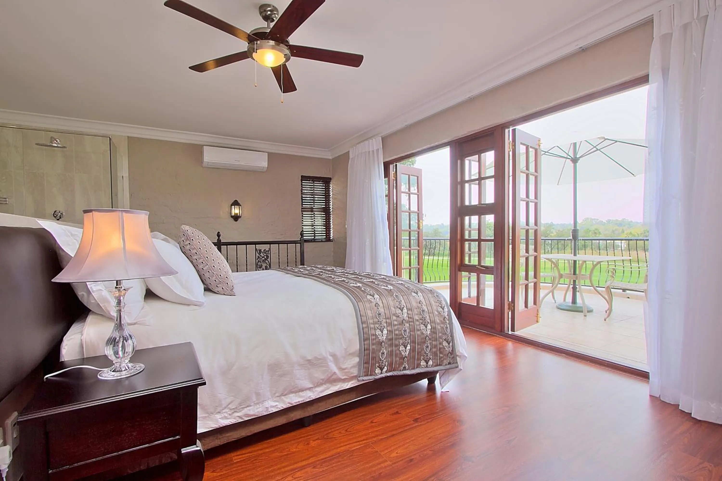 Balcony/Terrace, Bed in Leopardsong Manor
