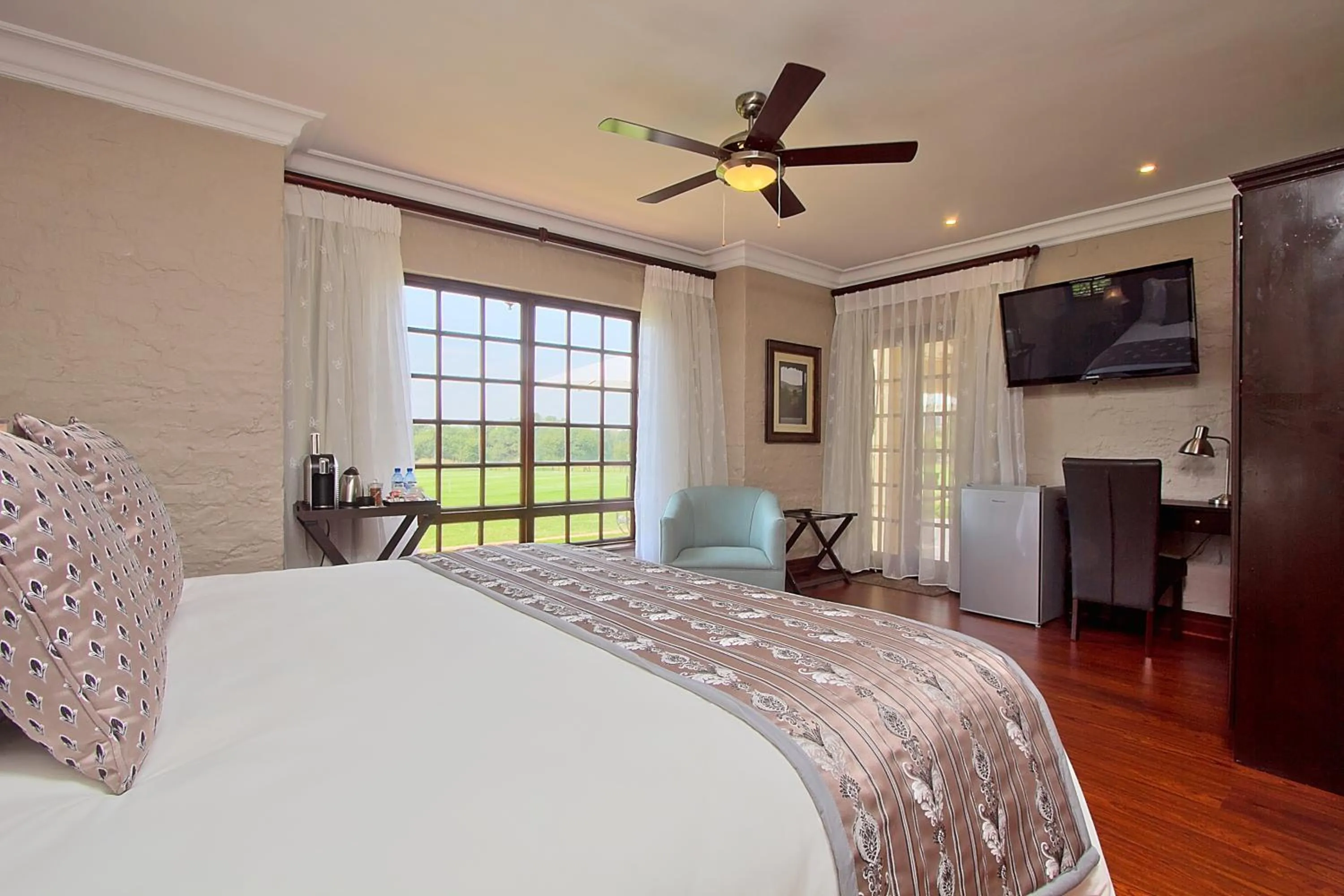 Bedroom, Bed in Leopardsong Manor