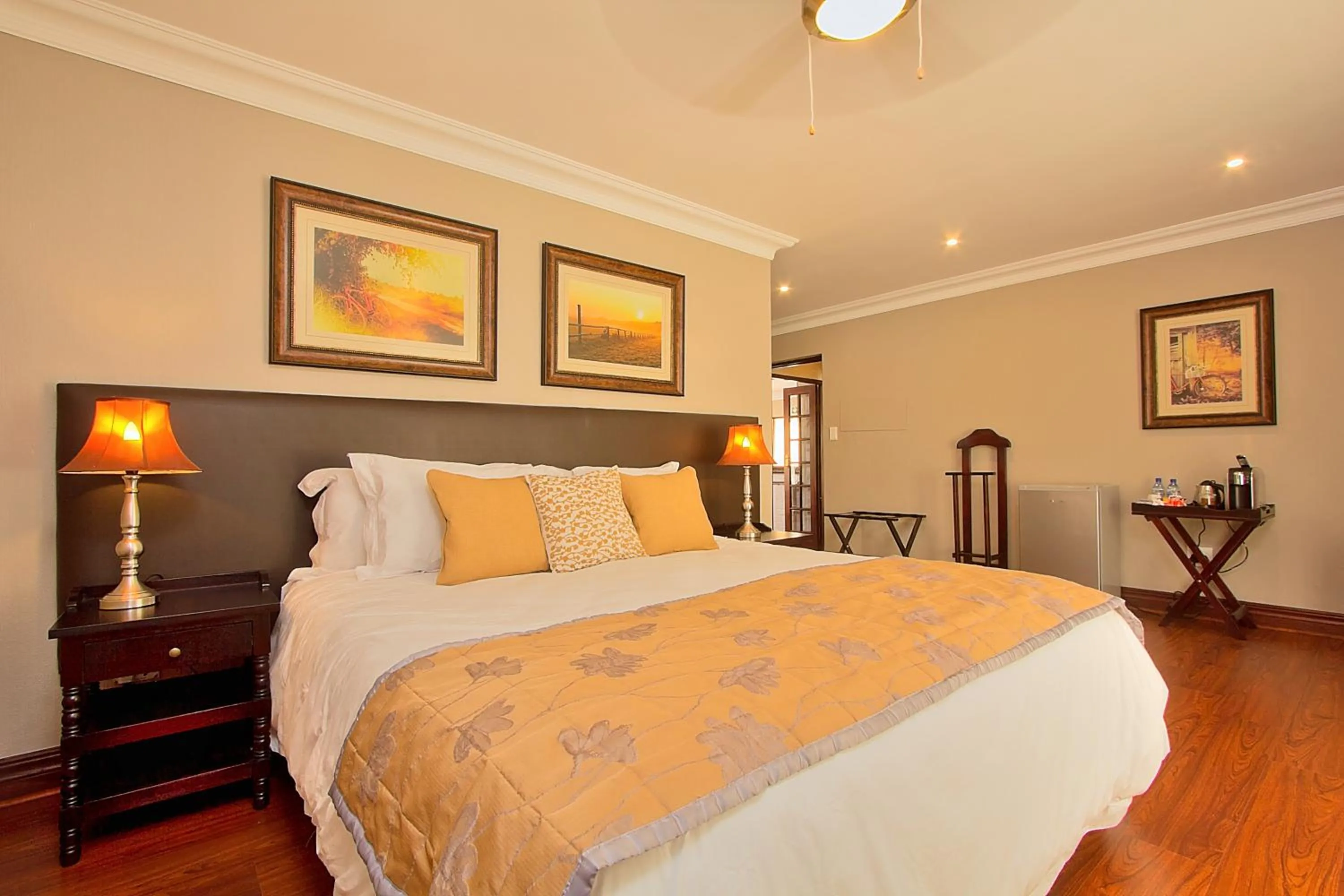 Bedroom, Bed in Leopardsong Manor