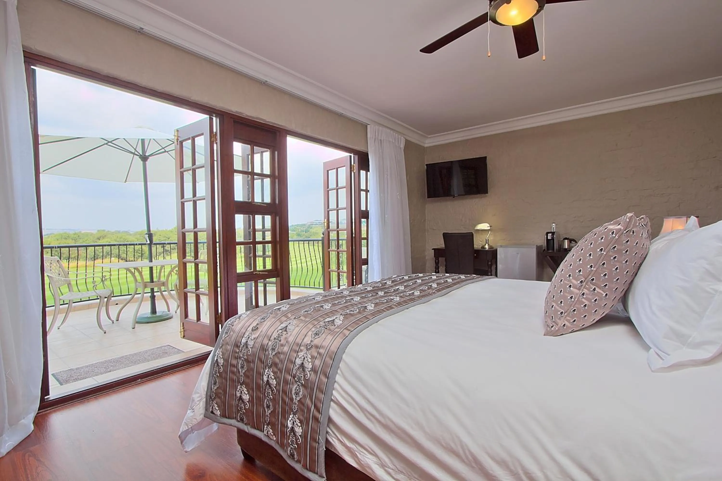 View (from property/room), Bed in Leopardsong Manor