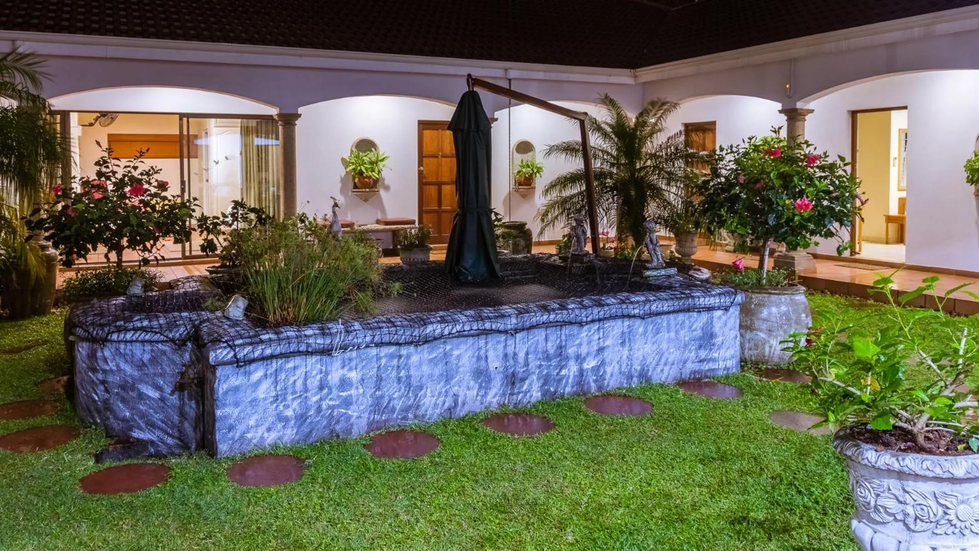 Garden in Centre Court B&B