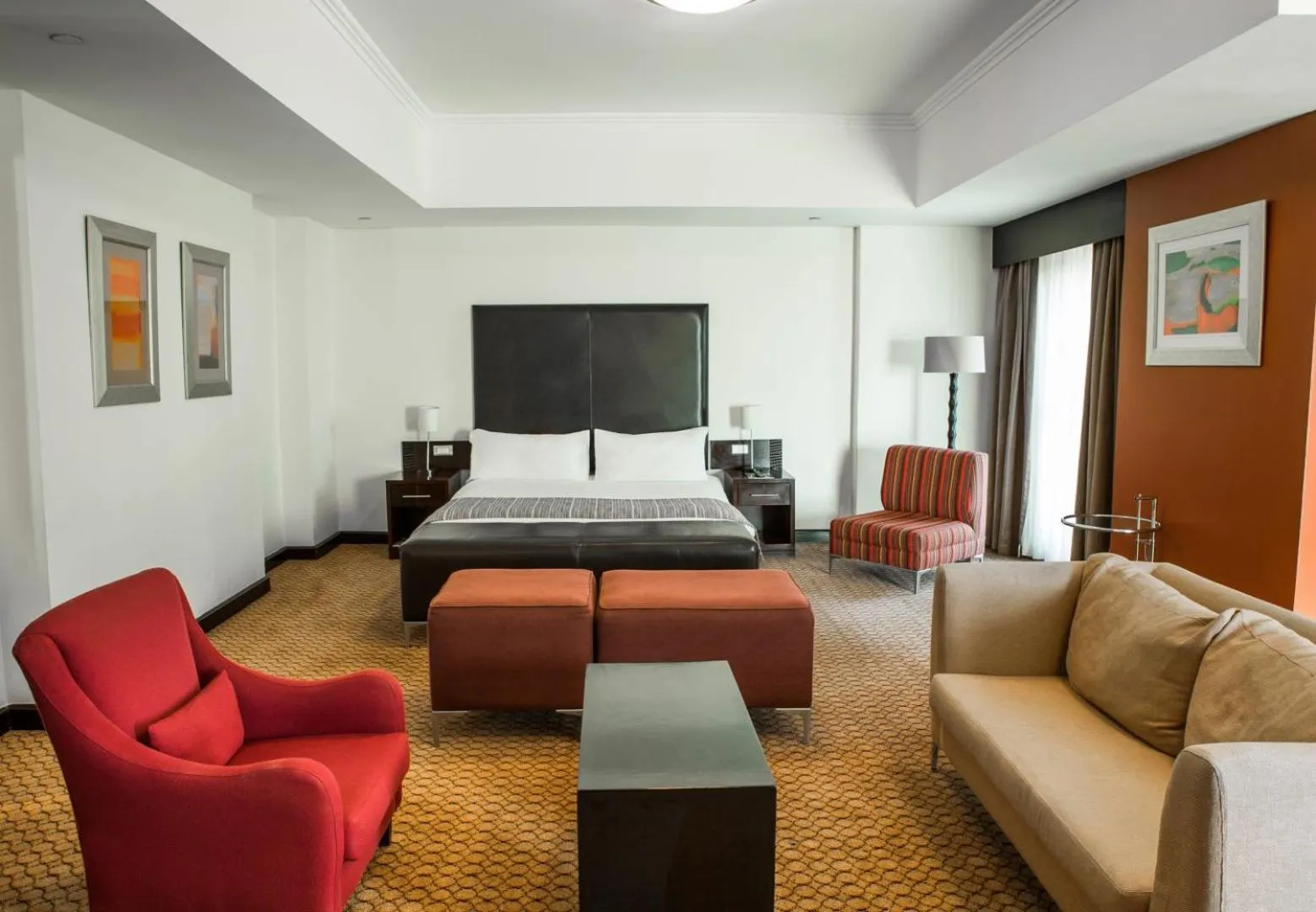 Bed, Seating Area in Holiday Inn Sandton, an IHG Hotel