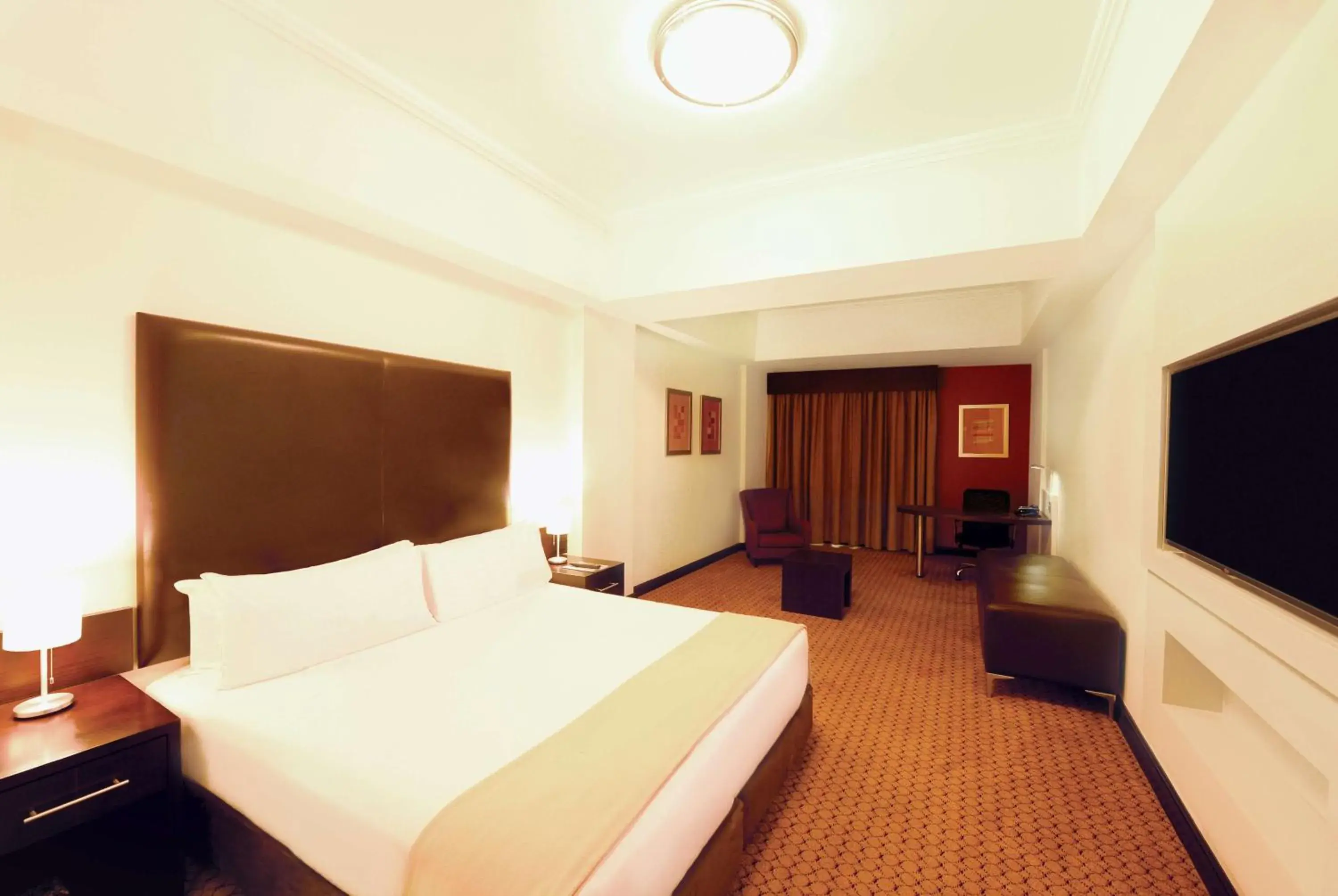 Executive King Room in Holiday Inn Sandton, an IHG Hotel Executive King Room in Holiday Inn Sandton, an IHG Hotel