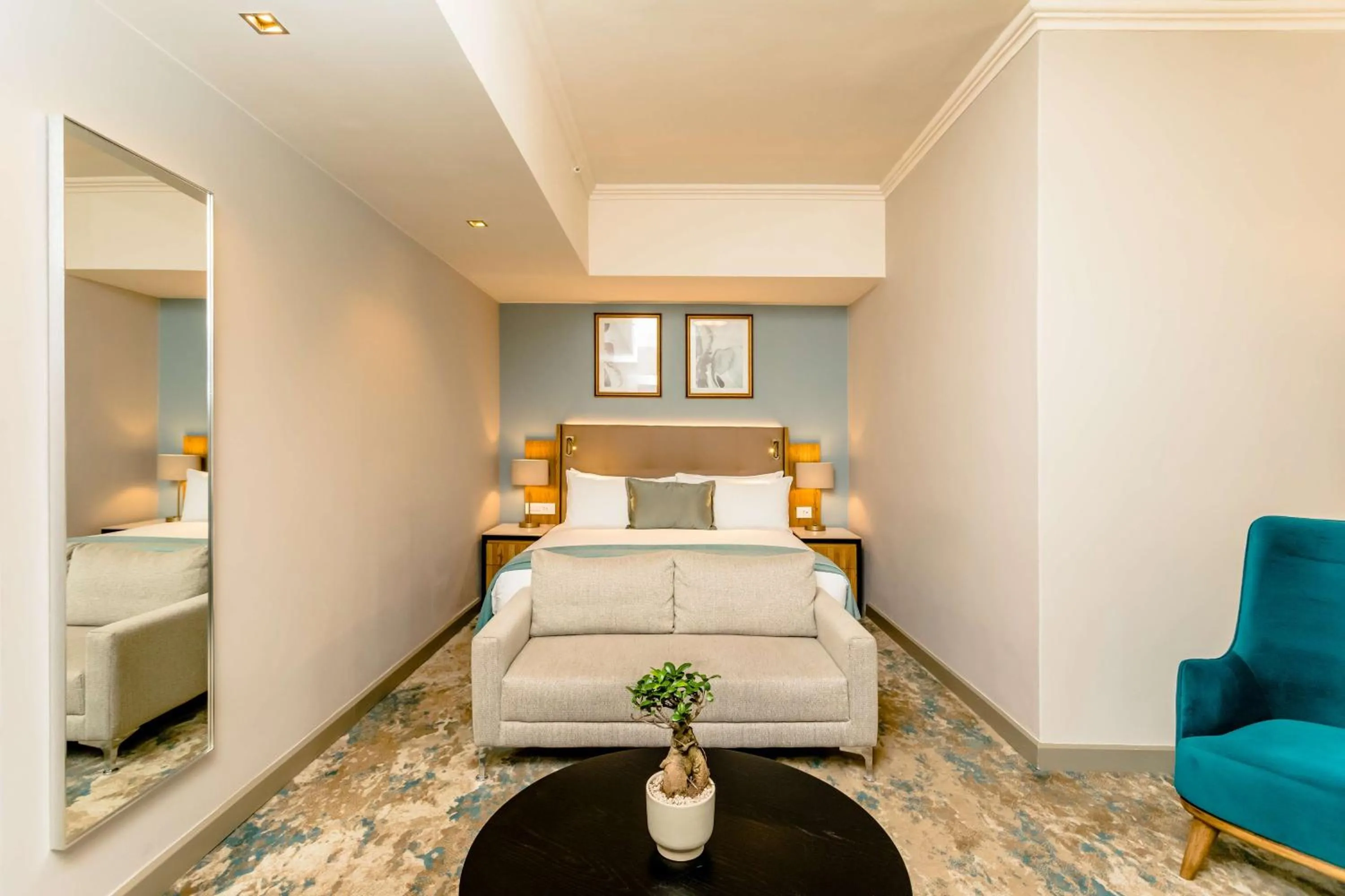 Photo of the whole room, Bed in Southern Sun Sandton