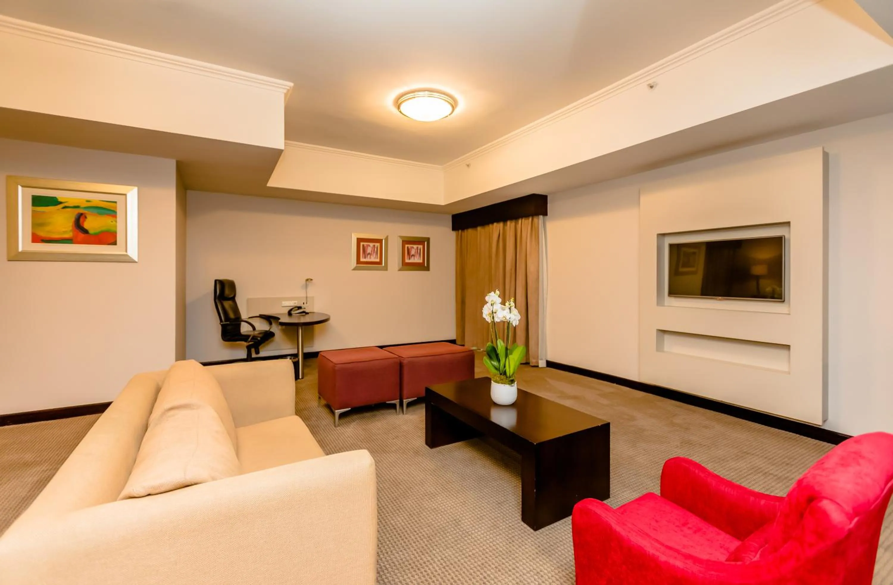TV and multimedia, Seating Area in Holiday Inn Sandton, an IHG Hotel