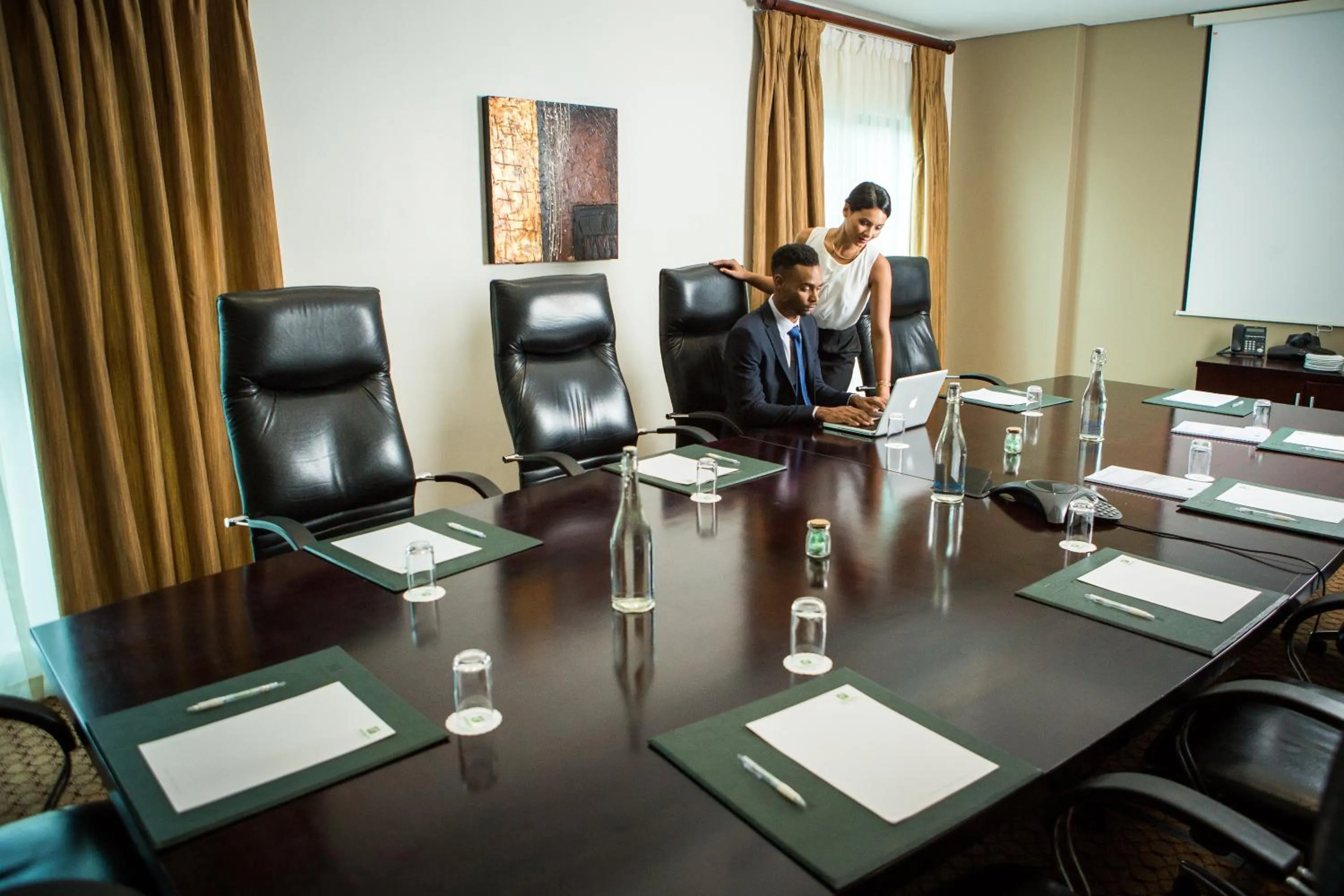 Meeting/conference room, TV/Entertainment Center in Holiday Inn Sandton, an IHG Hotel