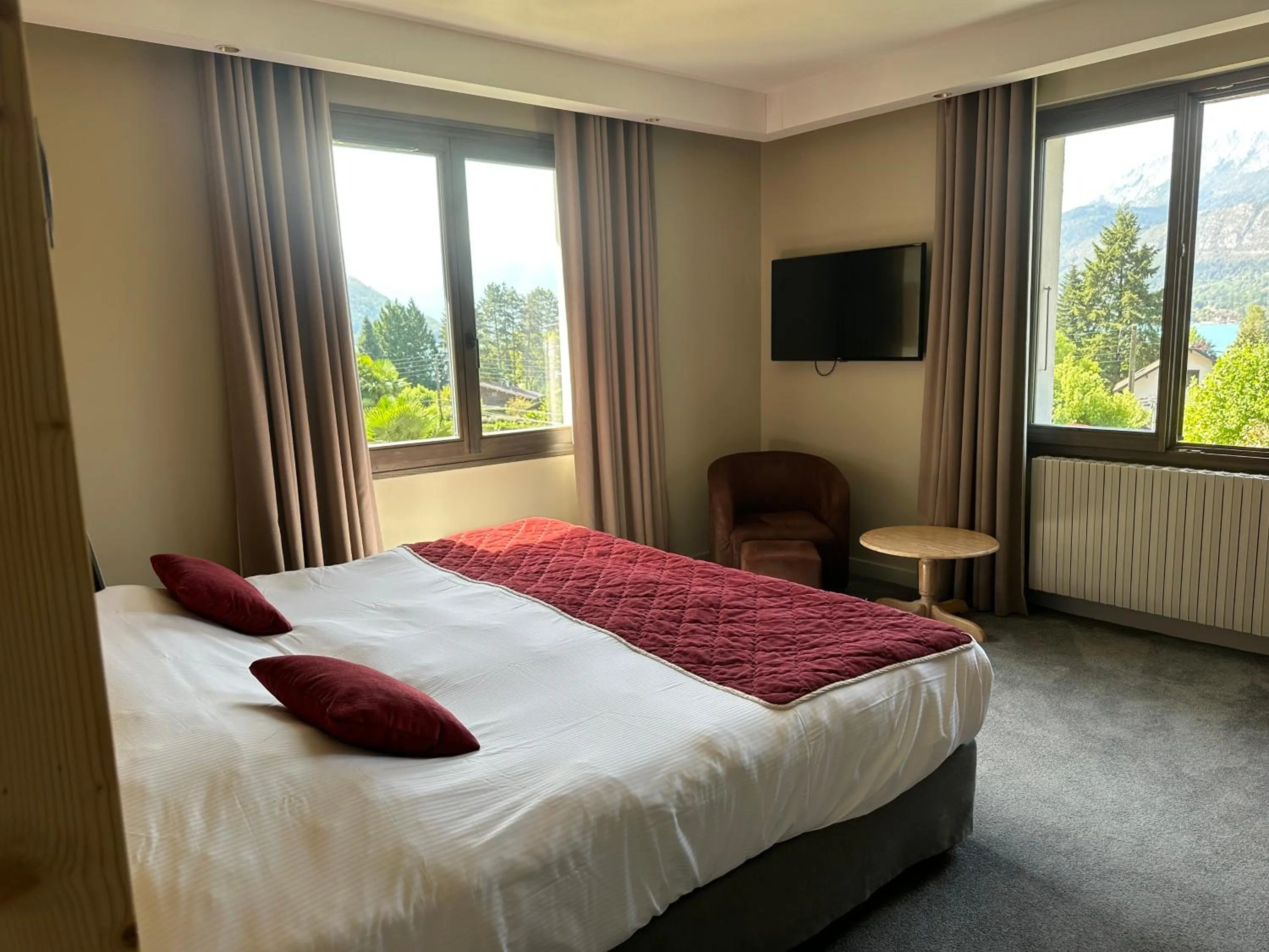 Bed in Hôtel Les Grillons