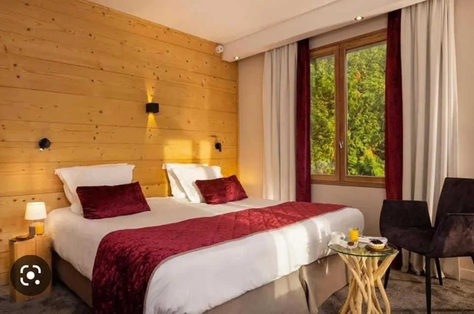 Bed in Hôtel Les Grillons