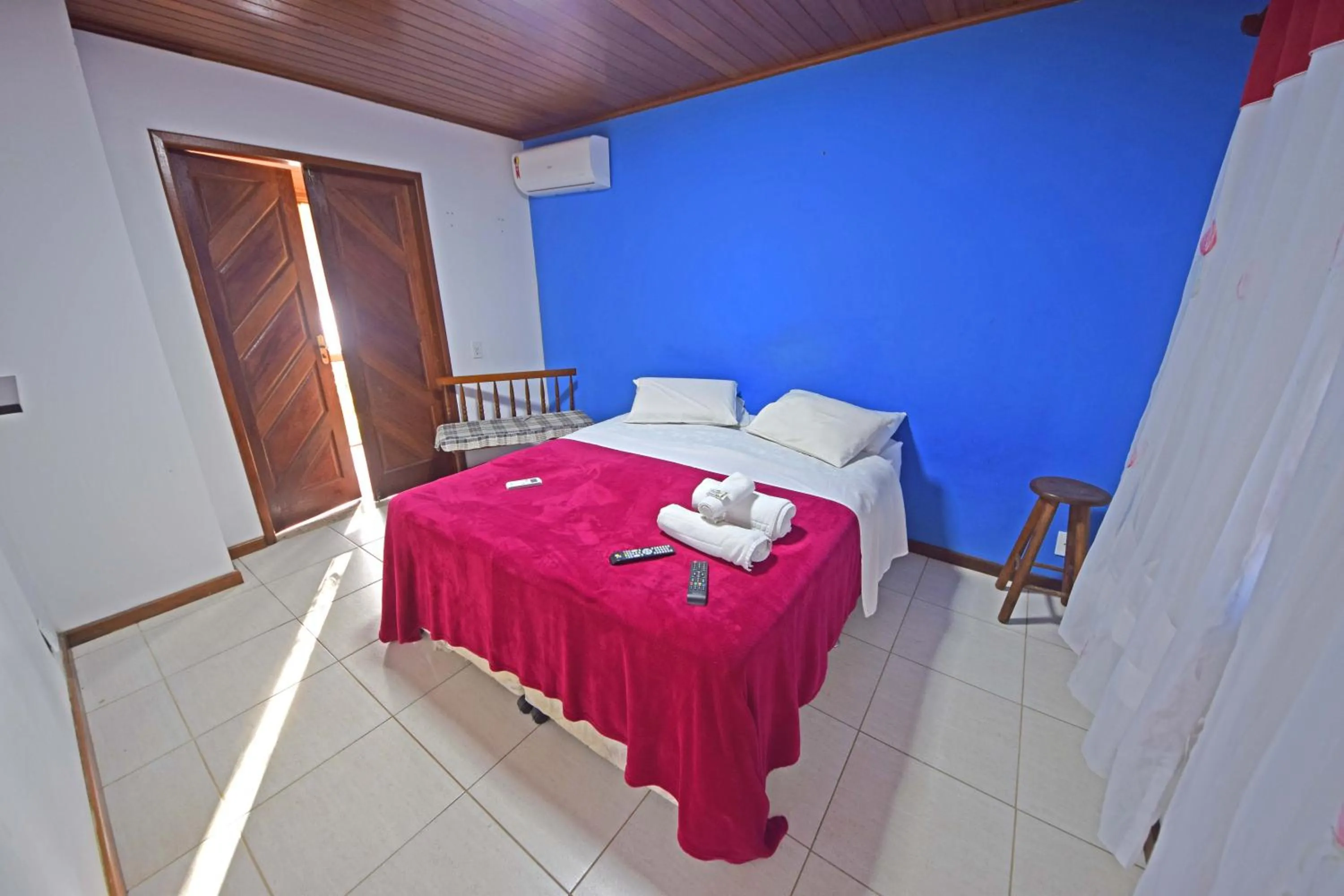 Photo of the whole room in Alta Colina Chalés