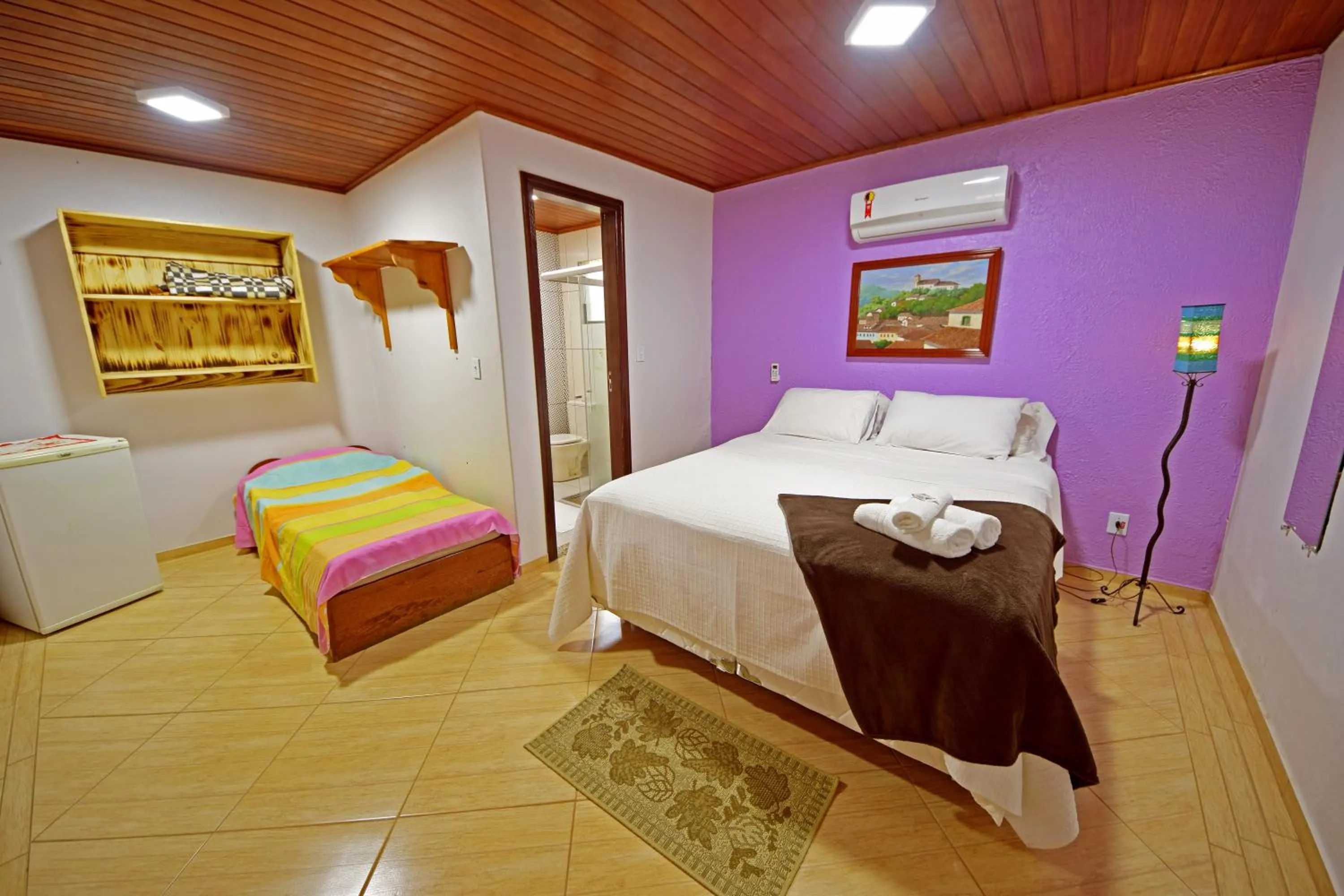 Photo of the whole room in Alta Colina Chalés