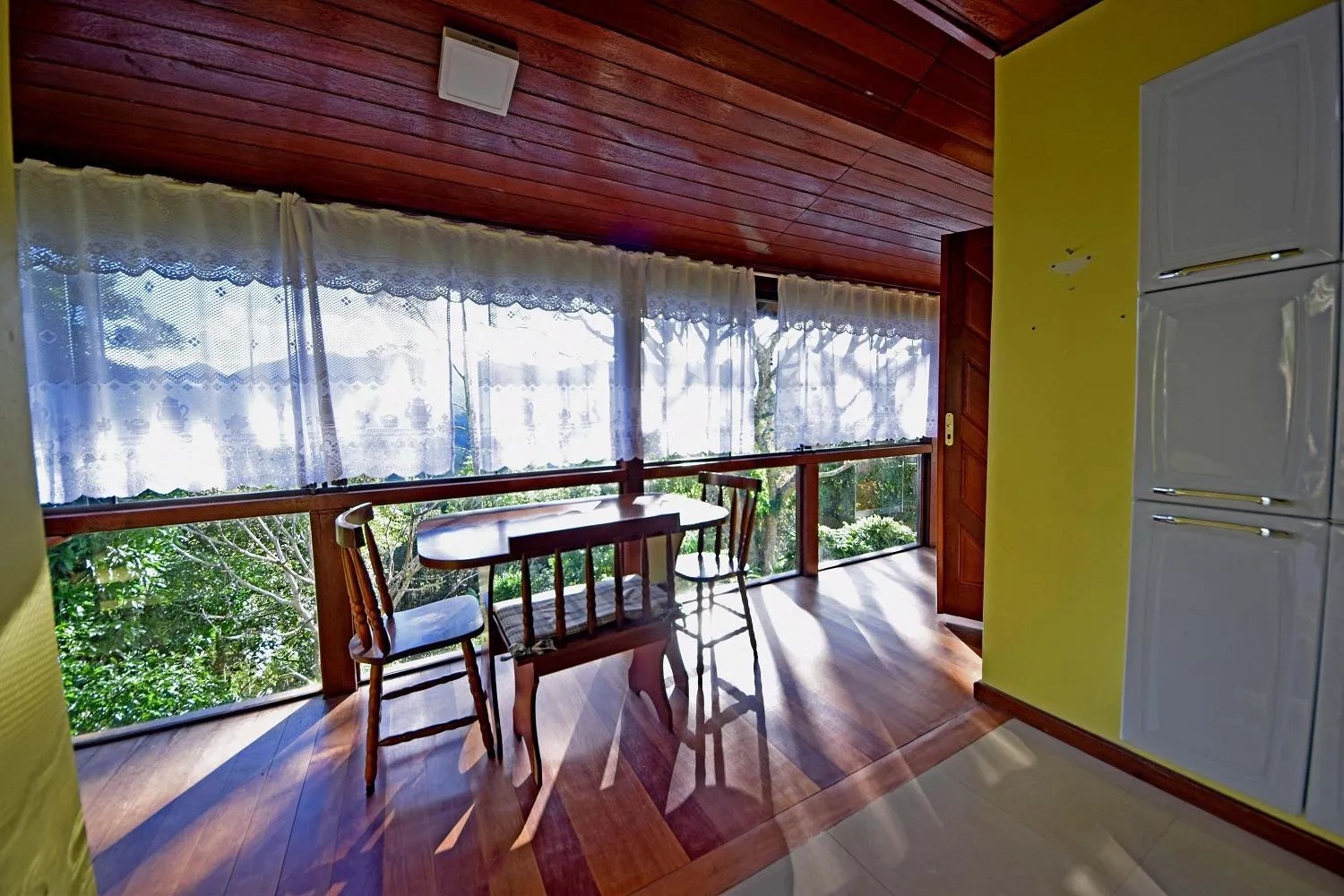 Dining area in Alta Colina Chalés