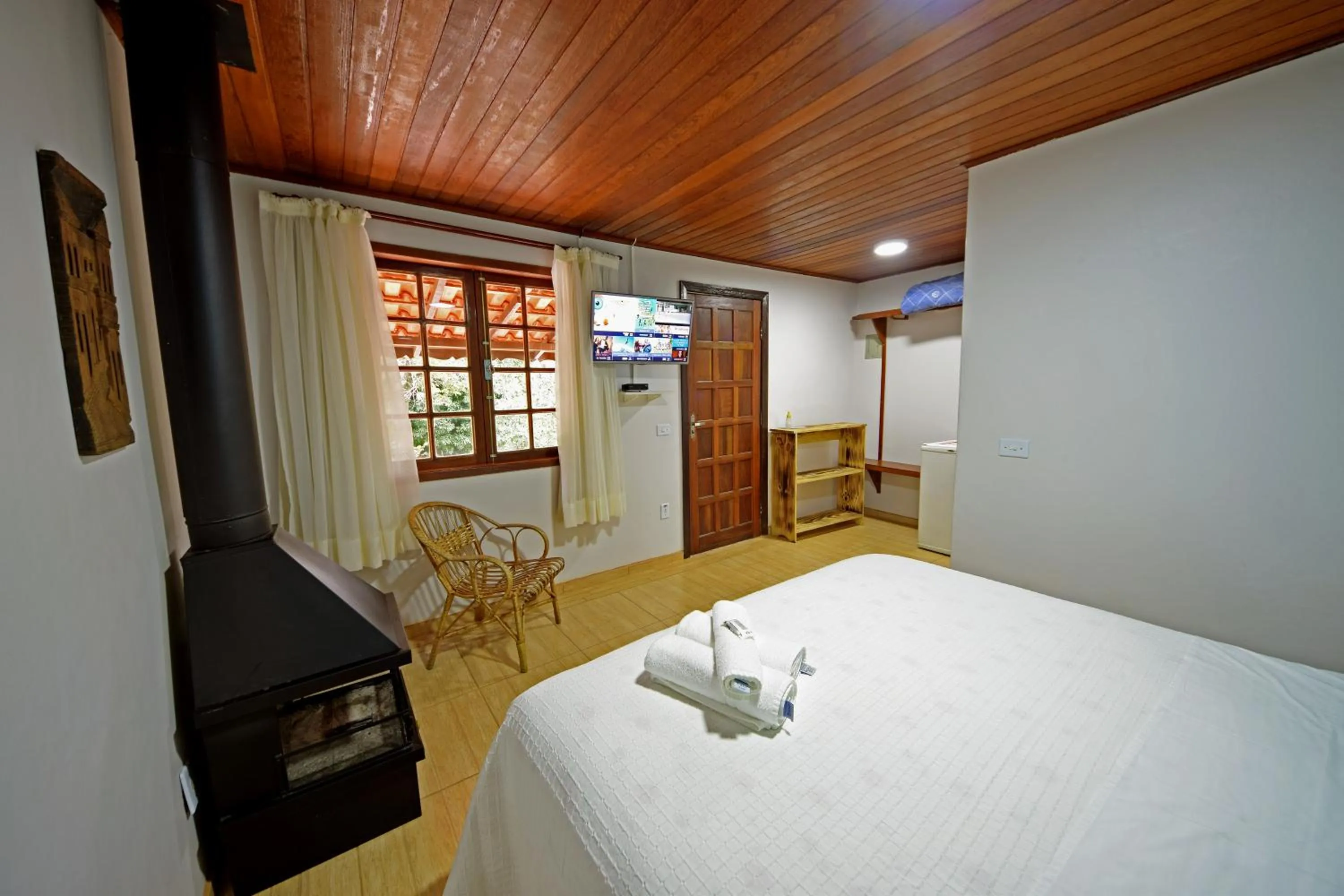 Photo of the whole room in Alta Colina Chalés