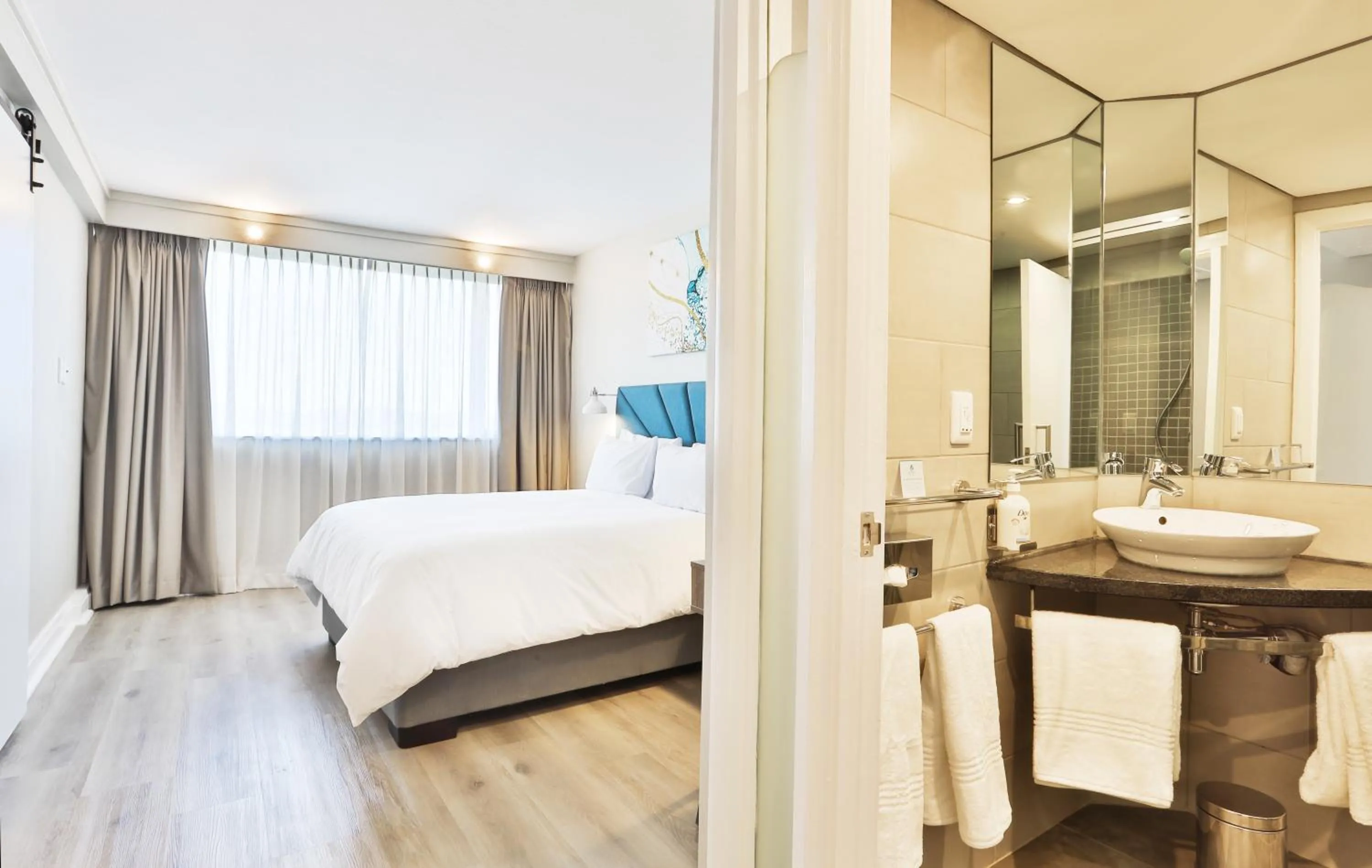 Bathroom, Bed in RH Hotel & Apartments - Pretoria