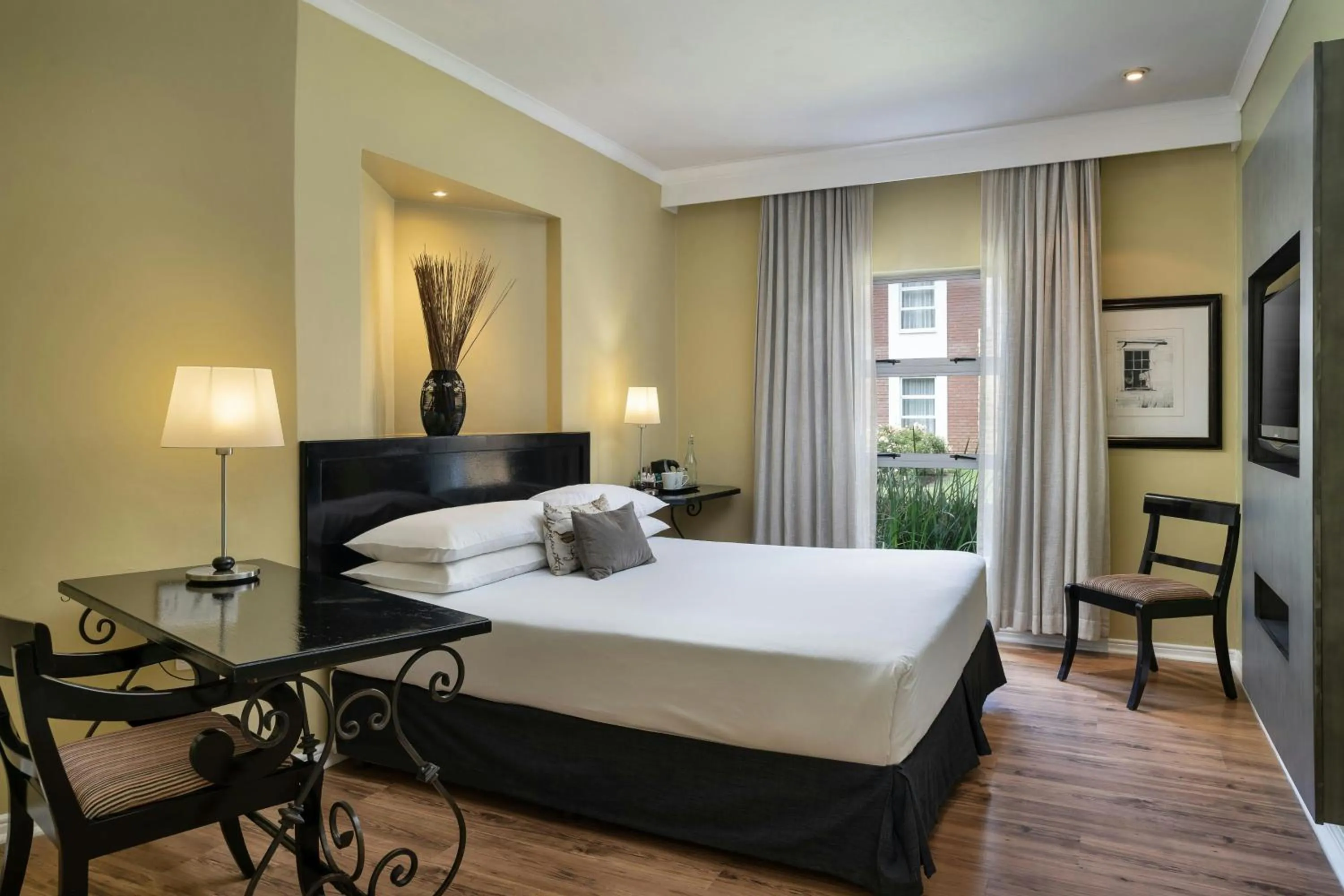 Photo of the whole room, Bed in Protea Hotel by Marriott Bloemfontein