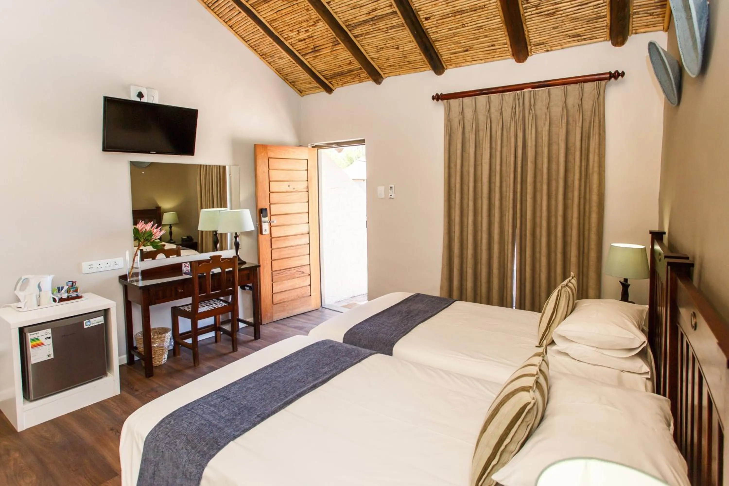 Photo of the whole room, Bed in Protea Hotel by Marriott Oudtshoorn Riempie Estate