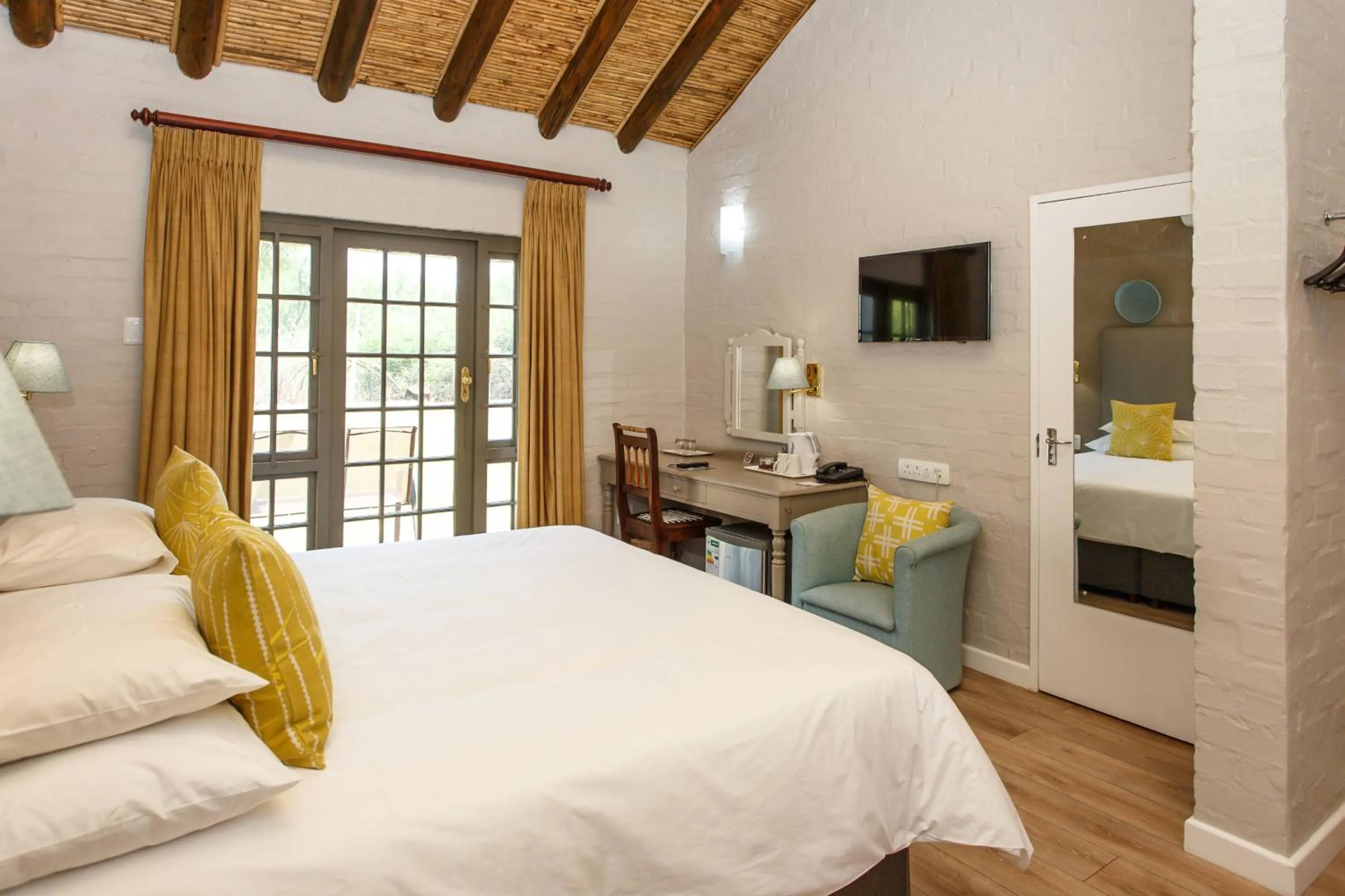 Photo of the whole room, Bed in Protea Hotel by Marriott Oudtshoorn Riempie Estate