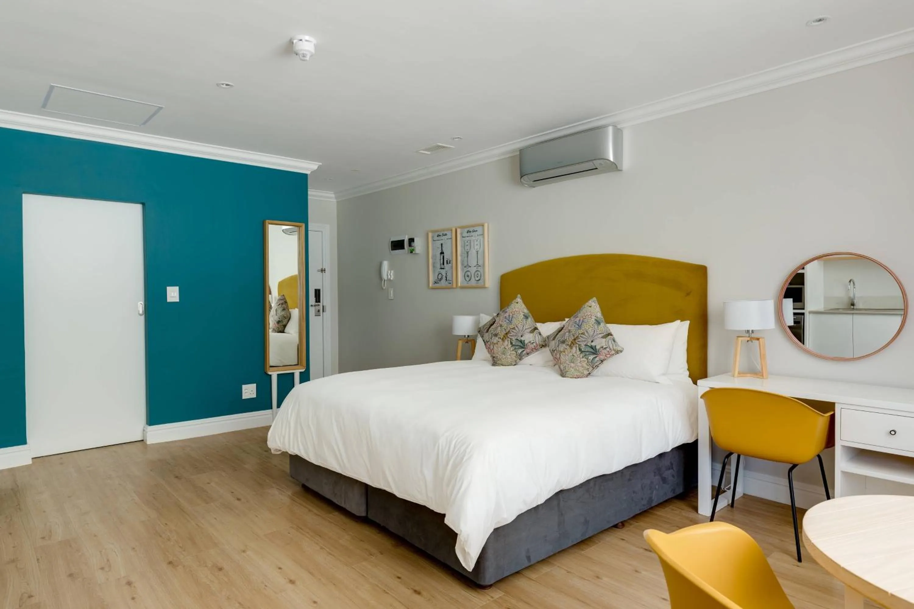 Photo of the whole room, Bed in Protea Hotel by Marriott Franschhoek