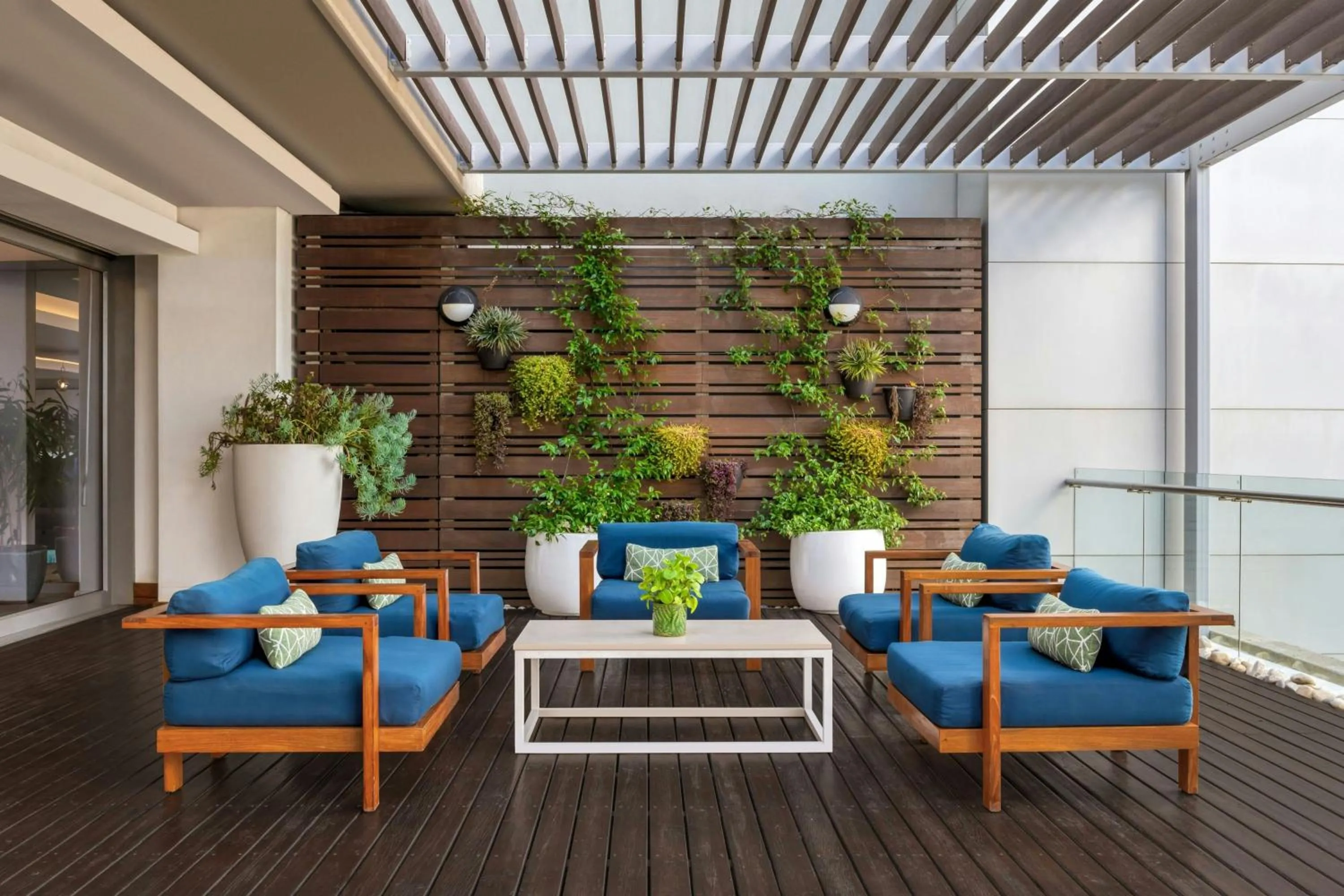 Swimming pool in Cape Town Marriott Hotel Crystal Towers