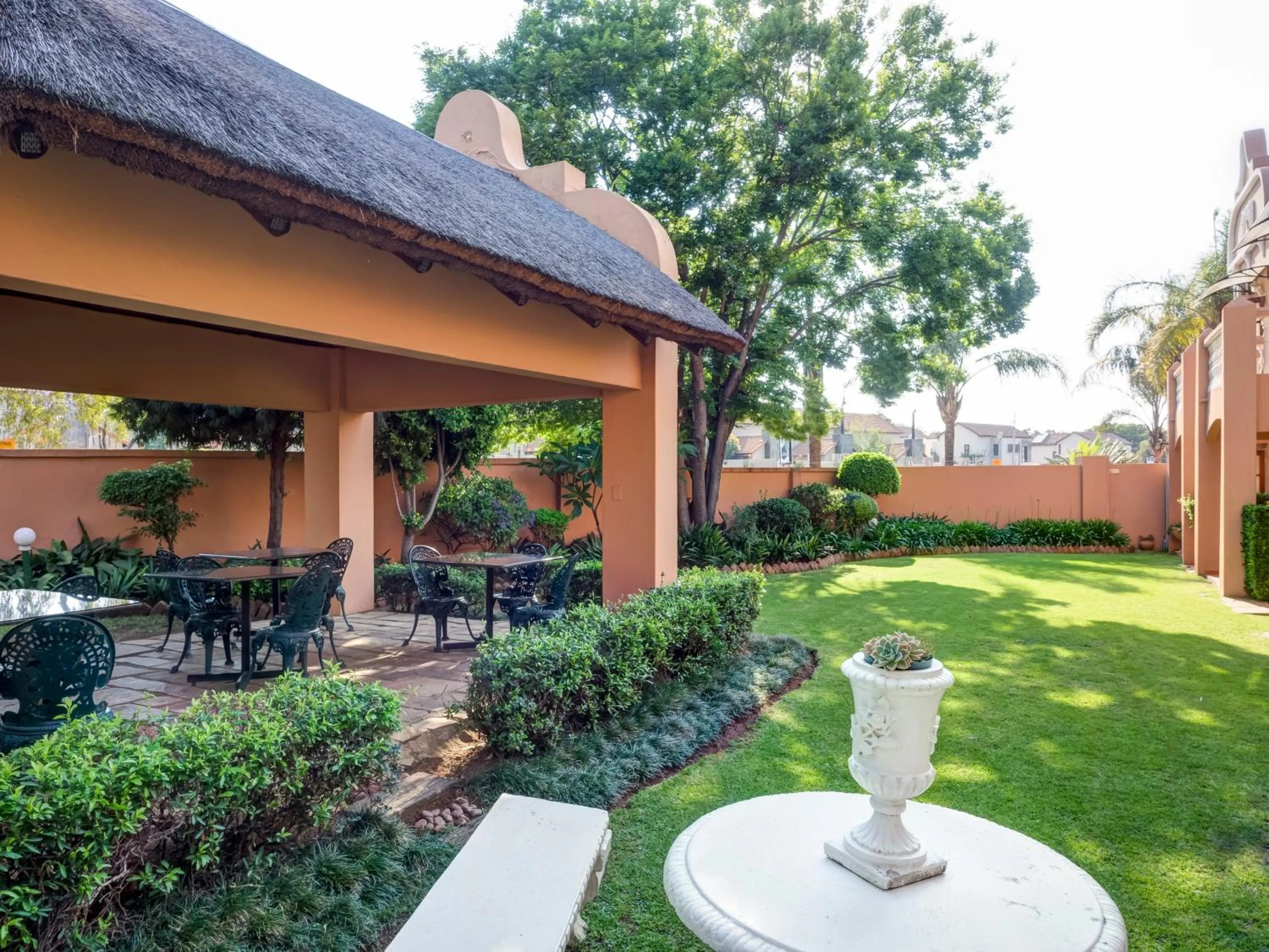 Garden in The Elegant Lodge Menlo Park