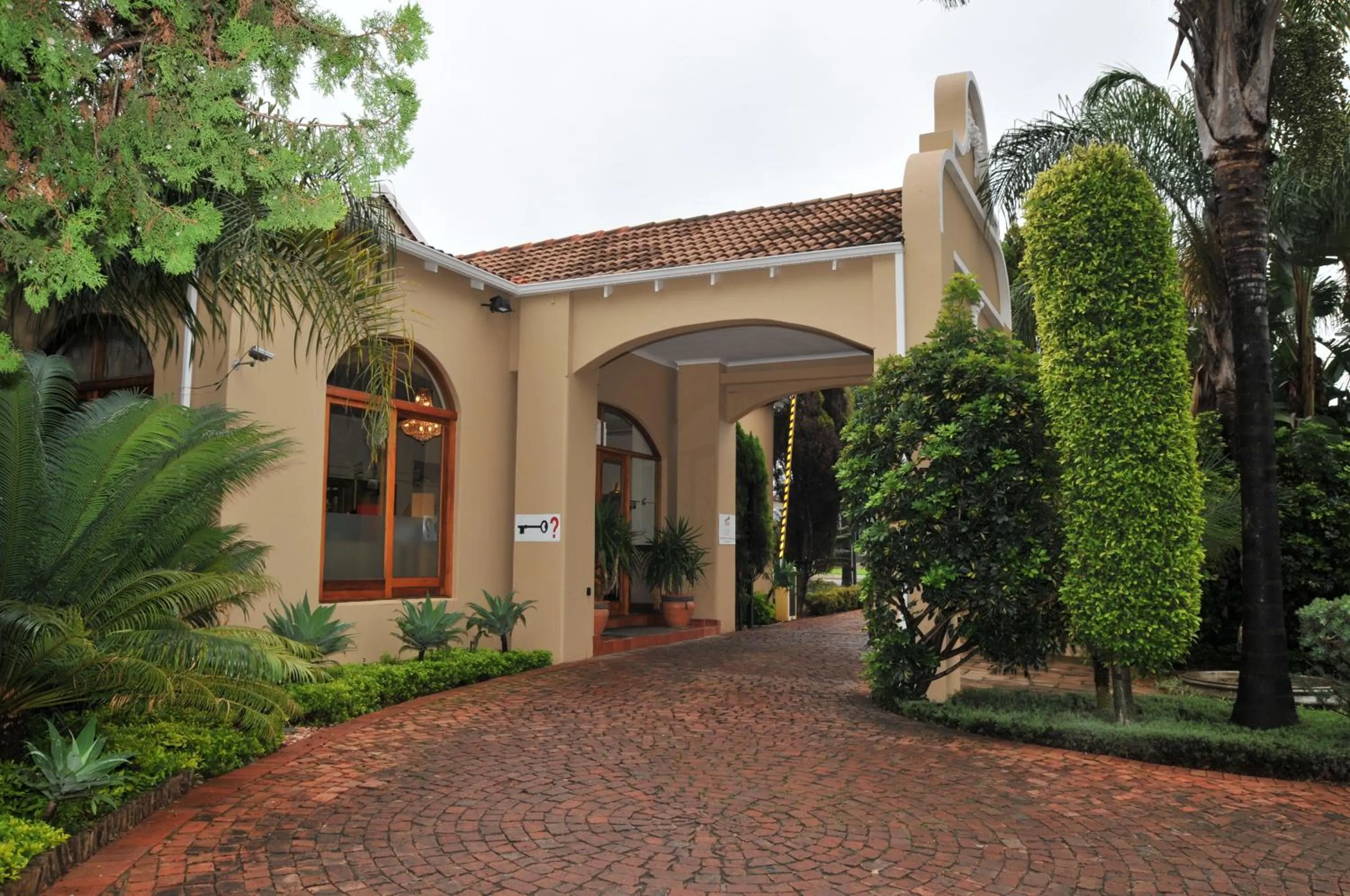 Garden in The Elegant Lodge Menlo Park