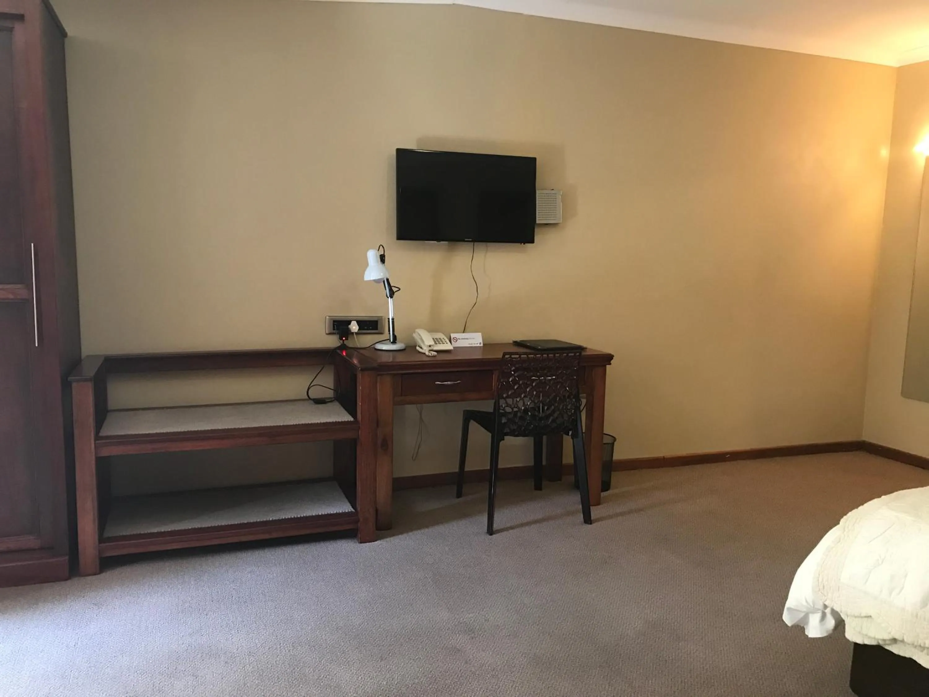 Bedroom, Bed in The Elegant Lodge Menlo Park