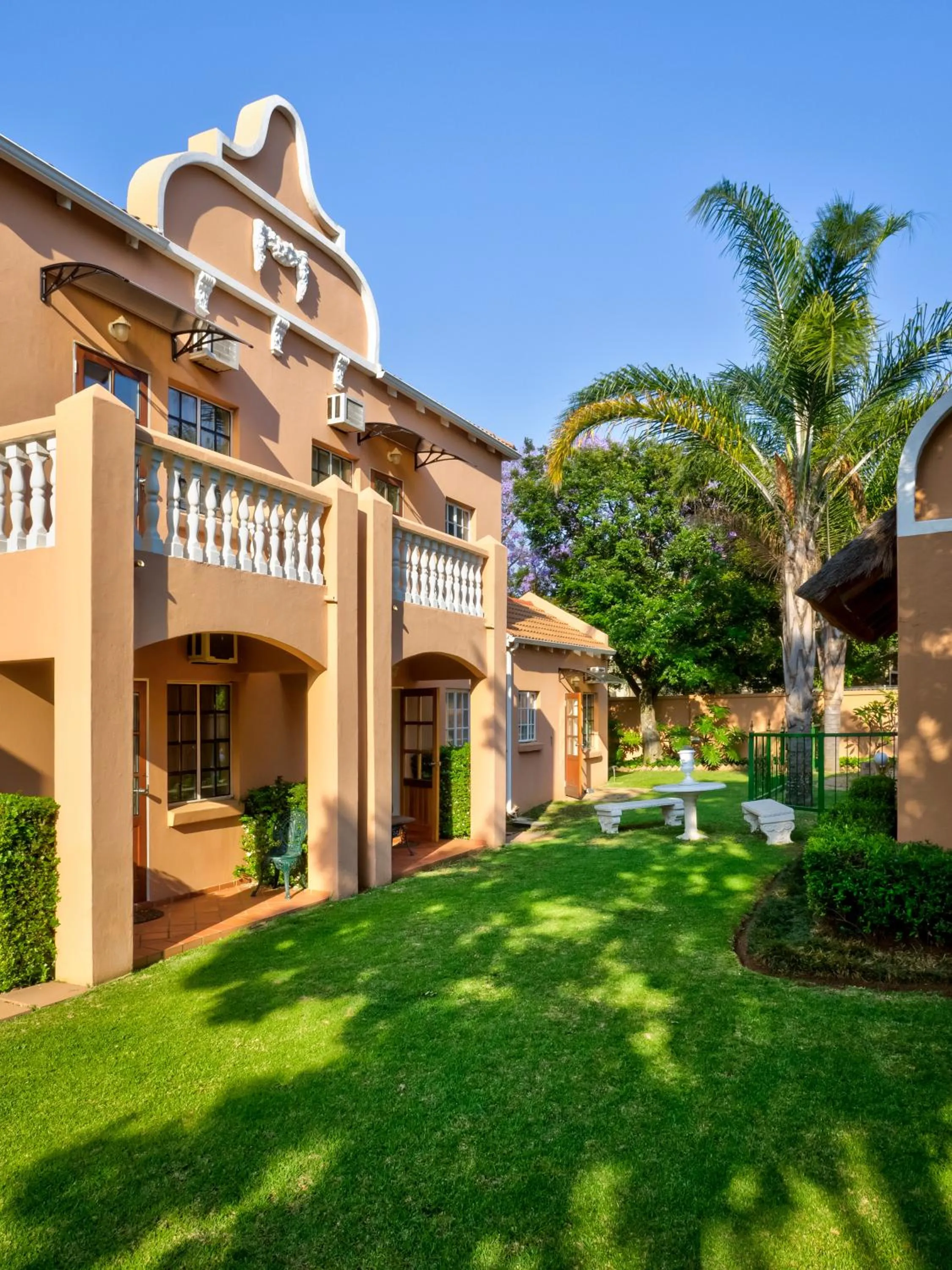 Garden in The Elegant Lodge Menlo Park