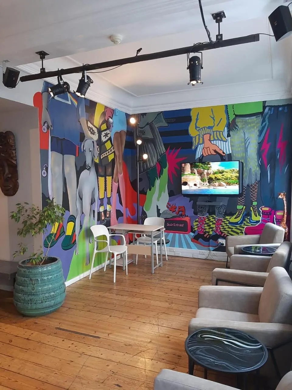 Communal lounge/ TV room in Daddy Long Legs Art Hotel