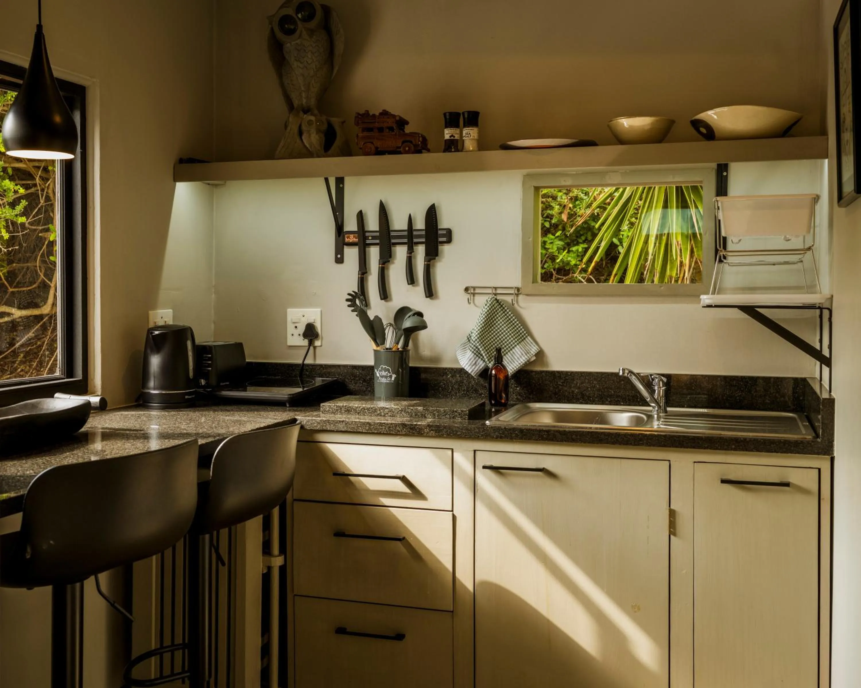 Kitchen or kitchenette in Moontide Riverside Lodge