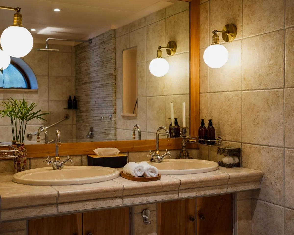 Bathroom in Moontide Riverside Lodge