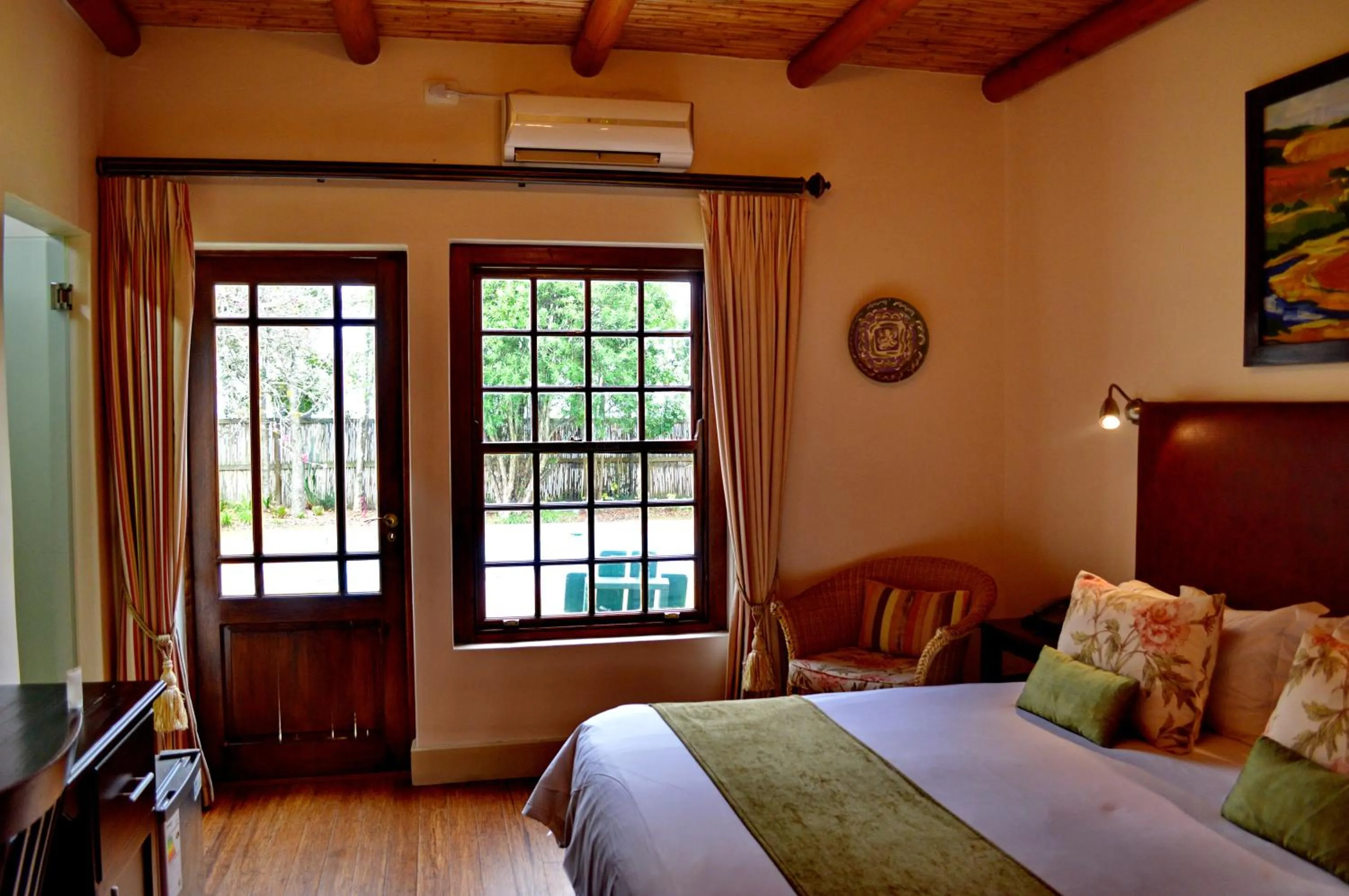 Bedroom in Oakhurst Hotel