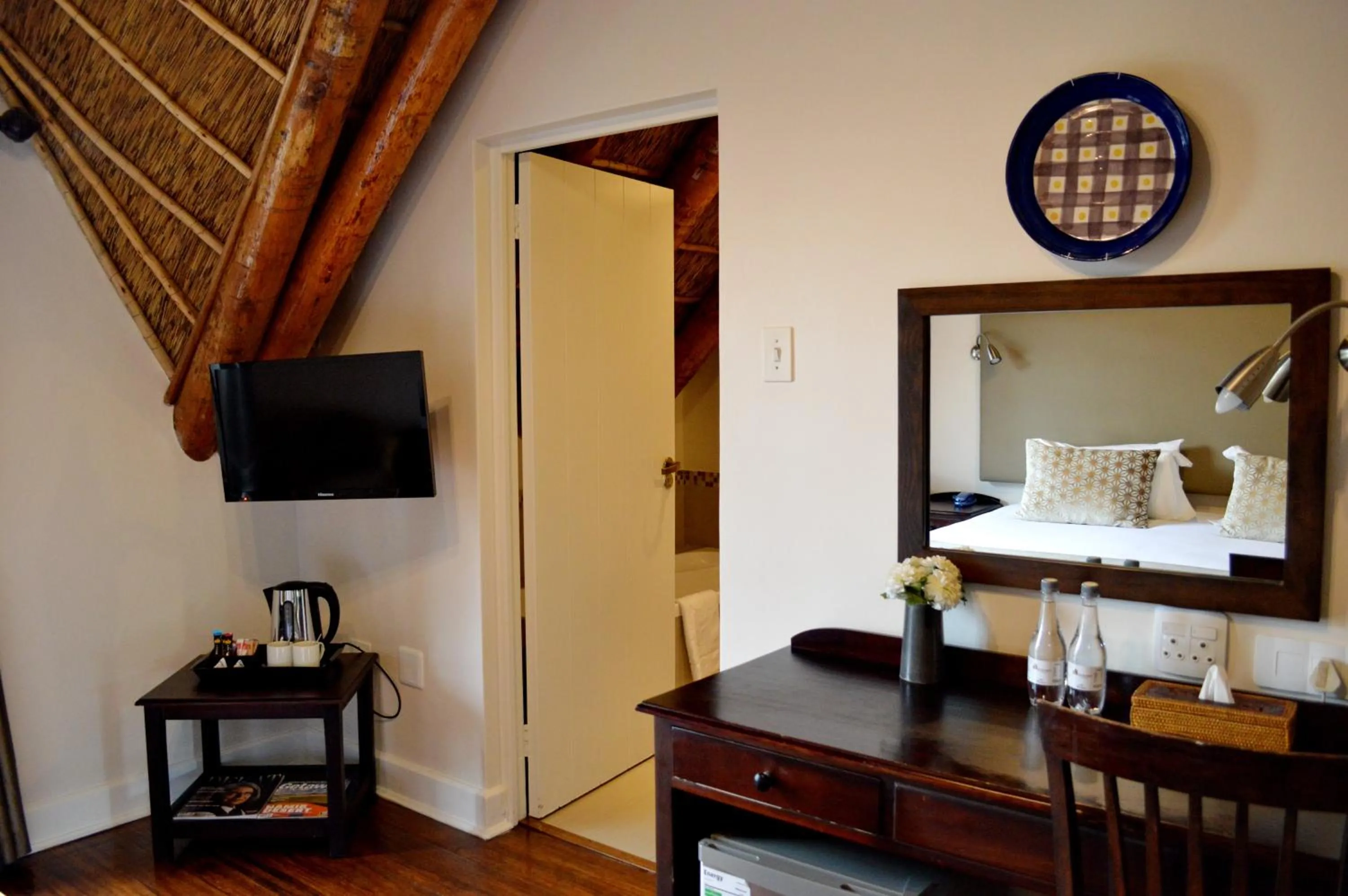 Coffee/tea facilities in Oakhurst Hotel