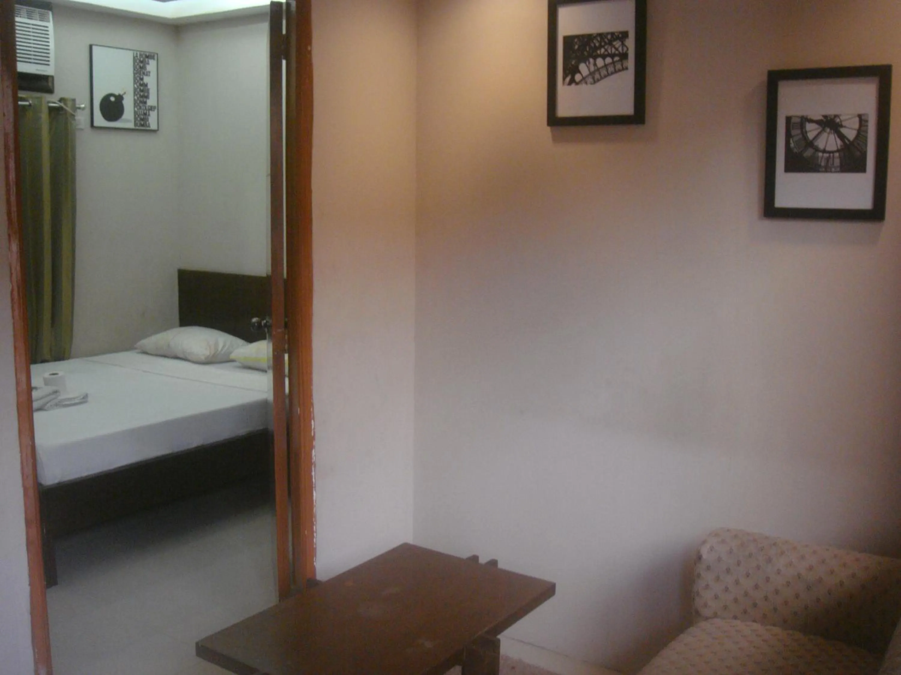 Decorative detail, Bed in Hidden Pearl Hotel (Janus Luxury Suites)