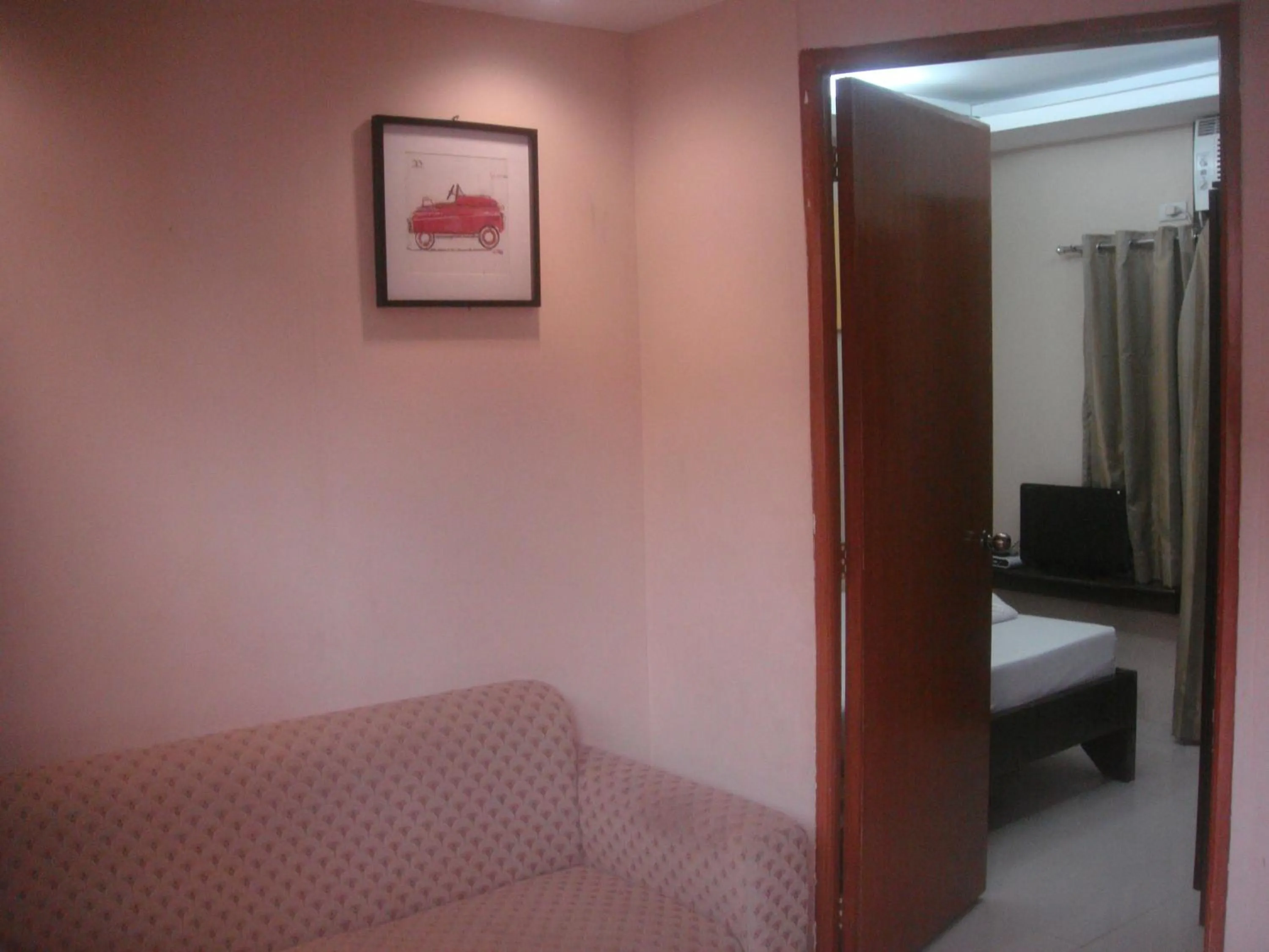 Living room, Bed in Hidden Pearl Hotel (Janus Luxury Suites)