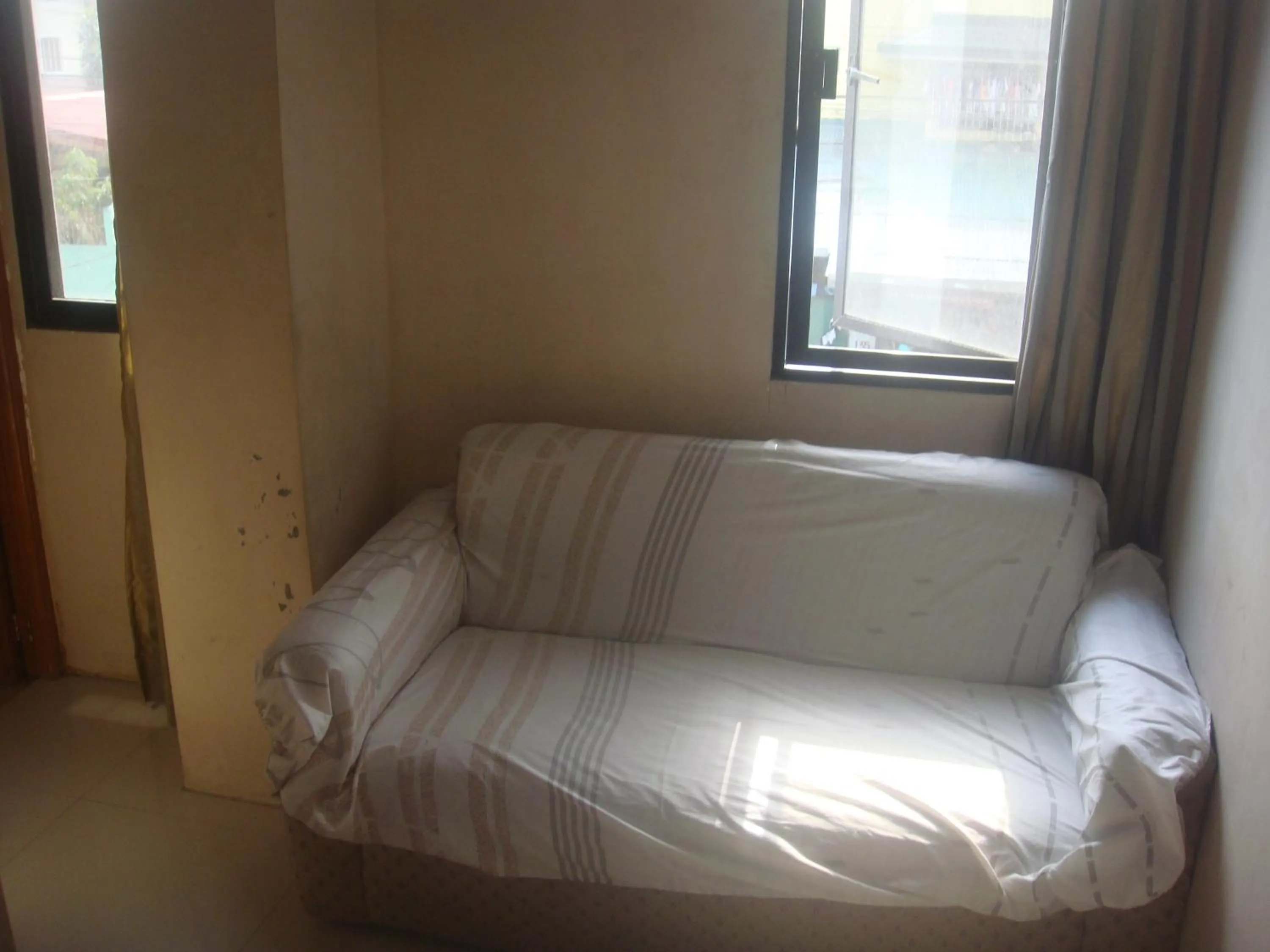 Day in Hidden Pearl Hotel (Janus Luxury Suites)