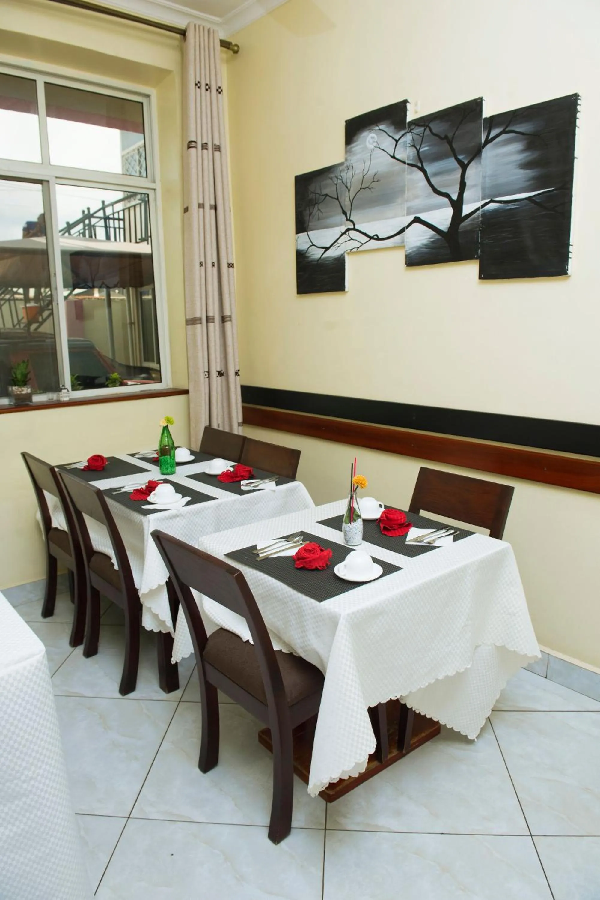 Restaurant/places to eat in Airport Transit Lodges