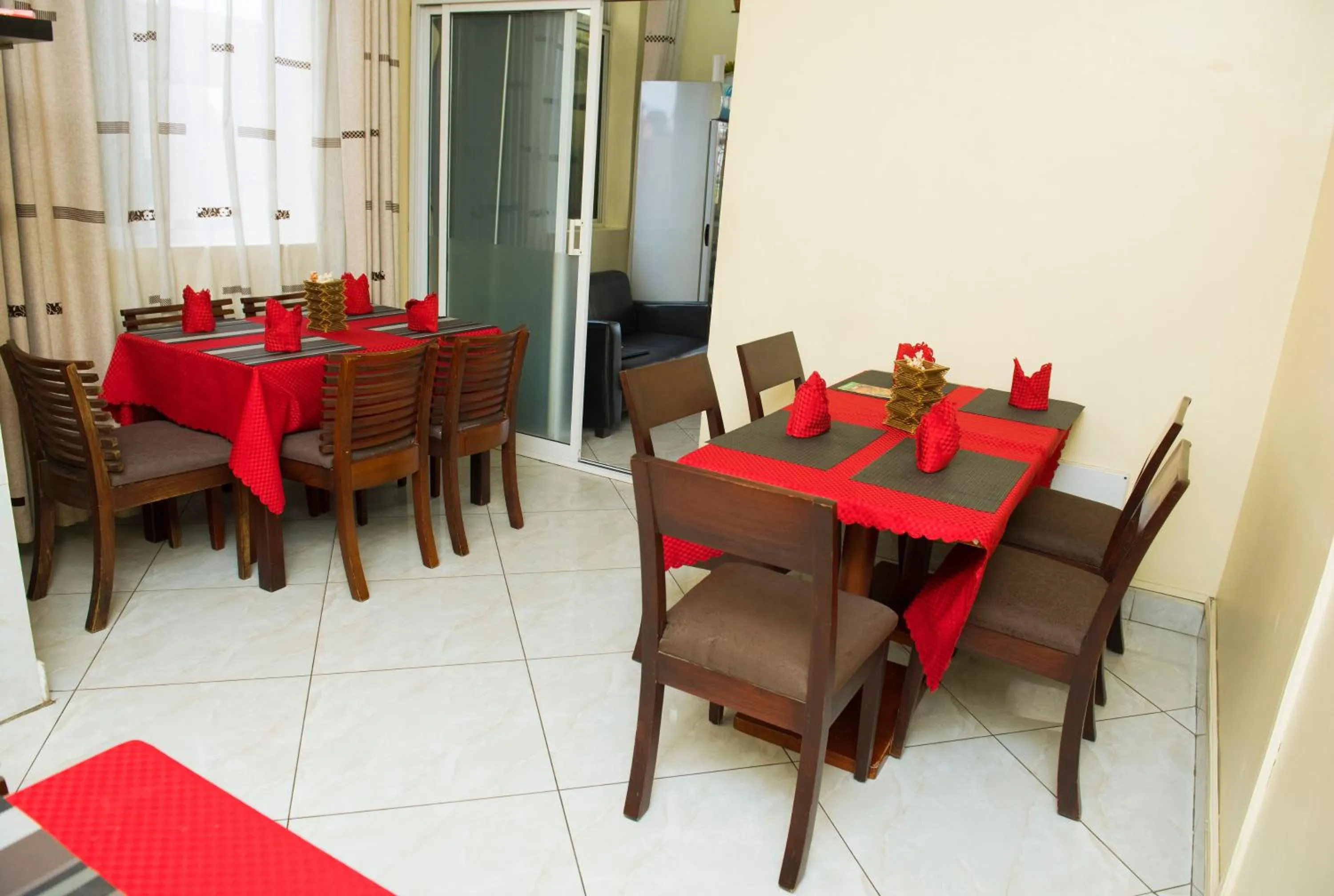 Restaurant/places to eat in Airport Transit Lodges