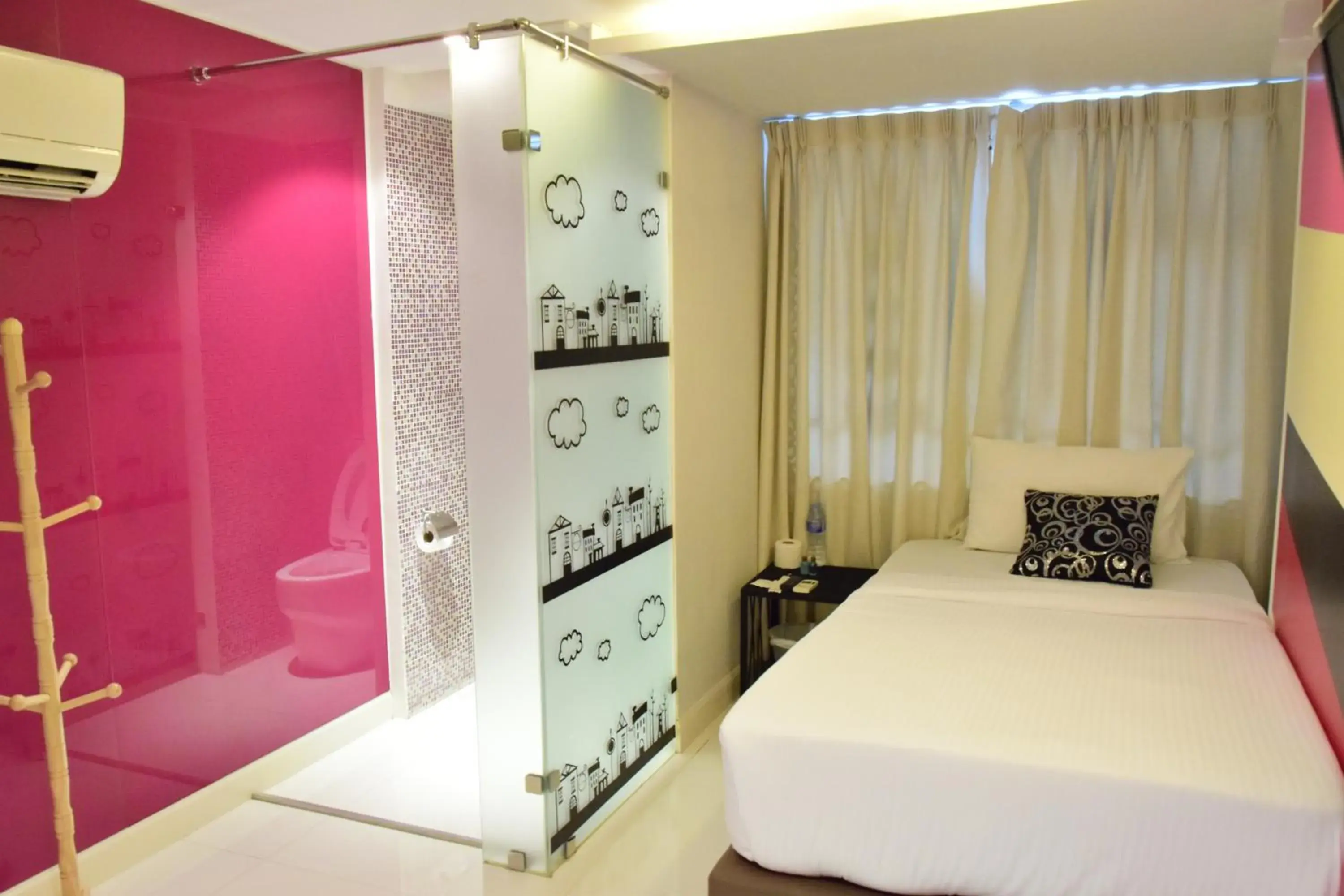 Single Room with Bathroom - single occupancy in Double Five Single Room with Bathroom - single occupancy in Double Five