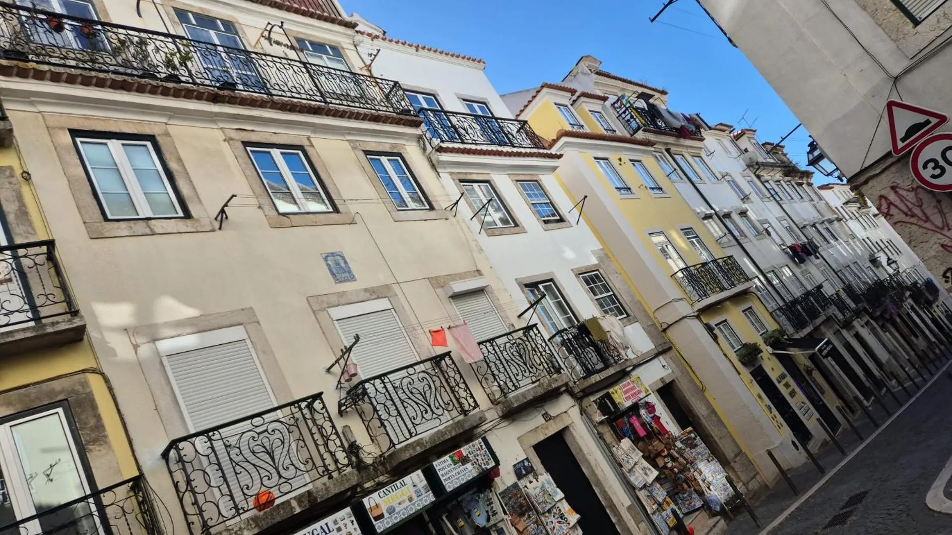 Crooked House Alfama