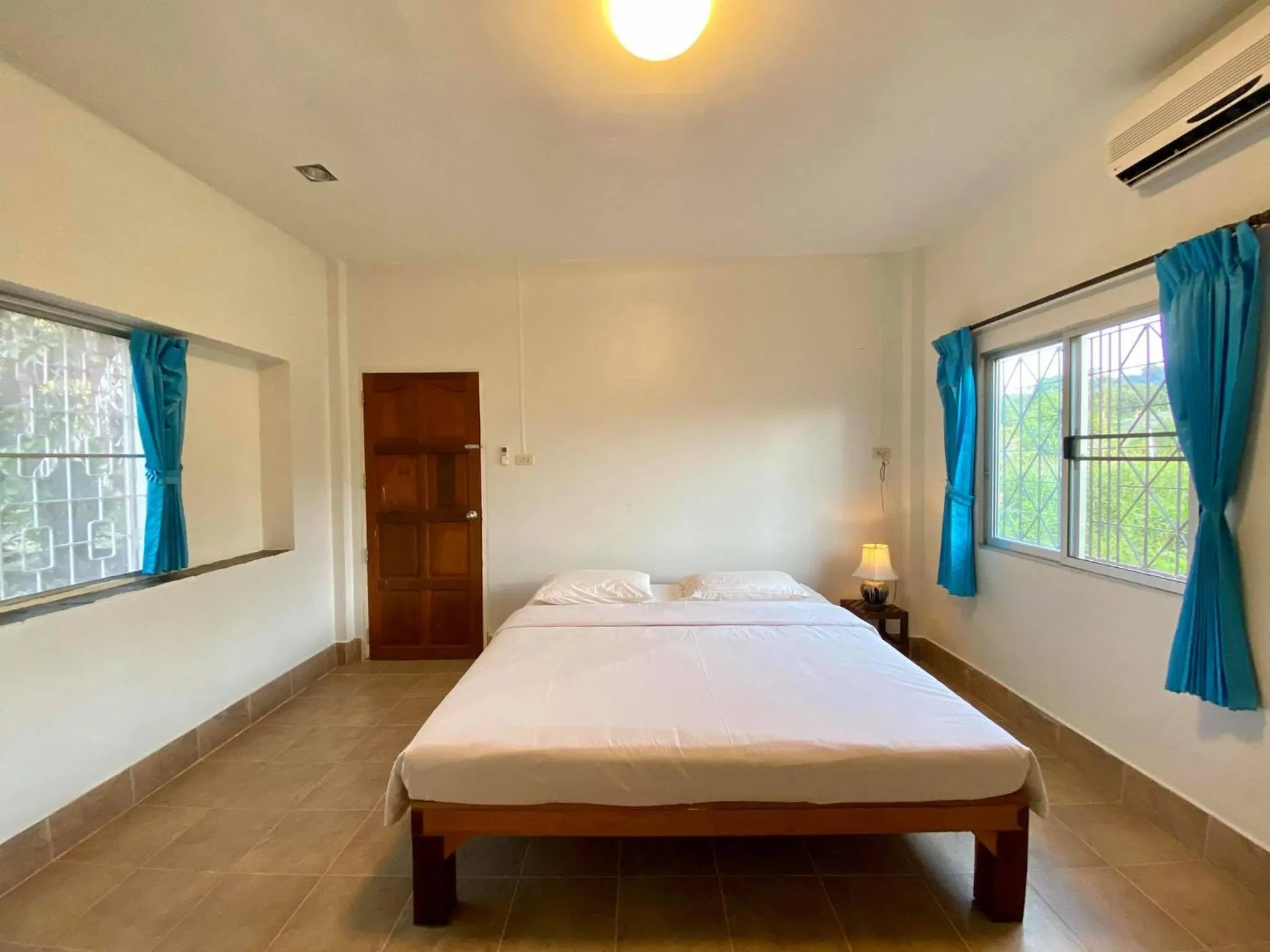 Photo of the whole room, Bed in Coconut Bungalow