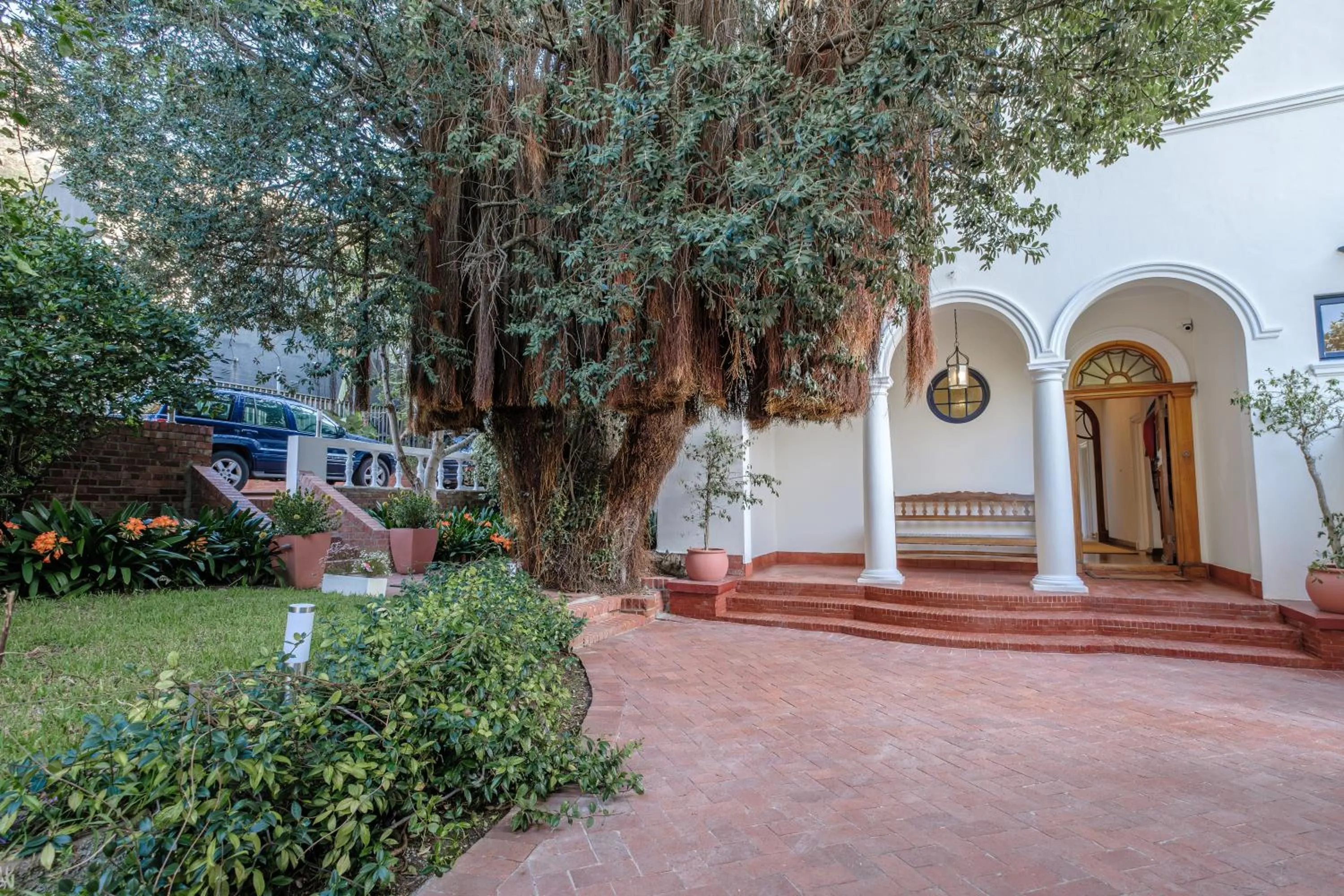 Facade/entrance in The Walden Suites