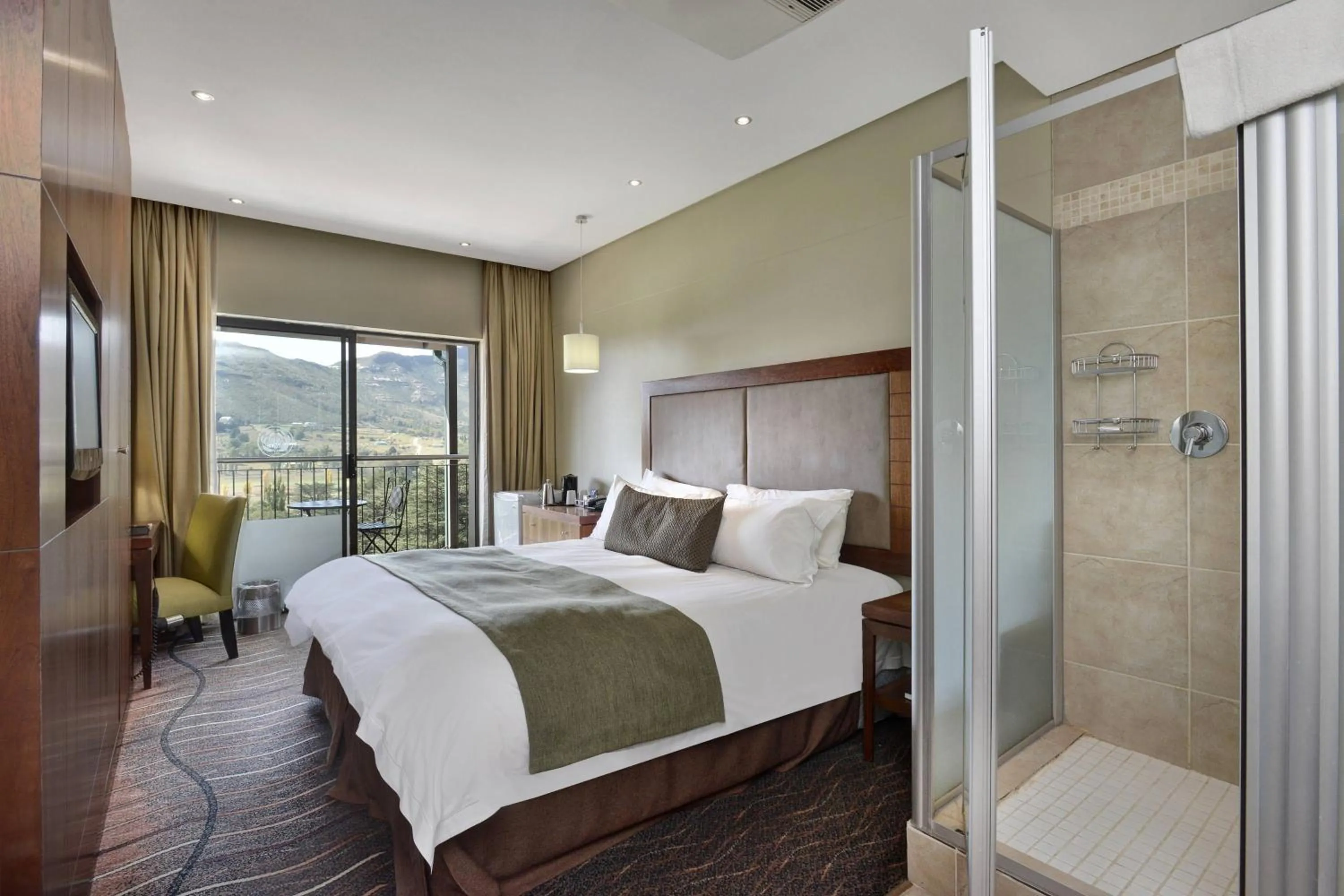 Photo of the whole room, Bed in Protea Hotel by Marriott Clarens