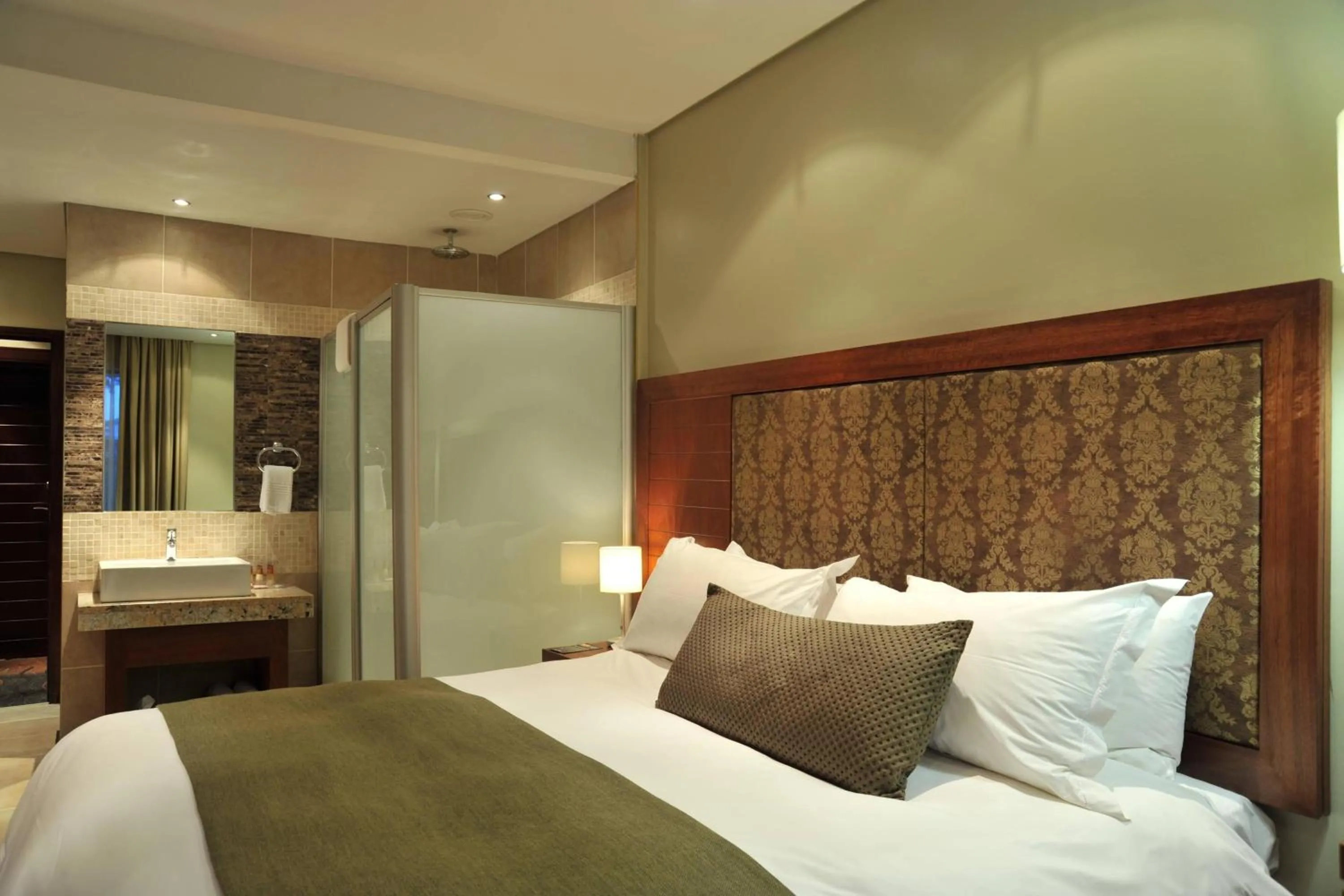 Photo of the whole room, Bed in Protea Hotel by Marriott Clarens
