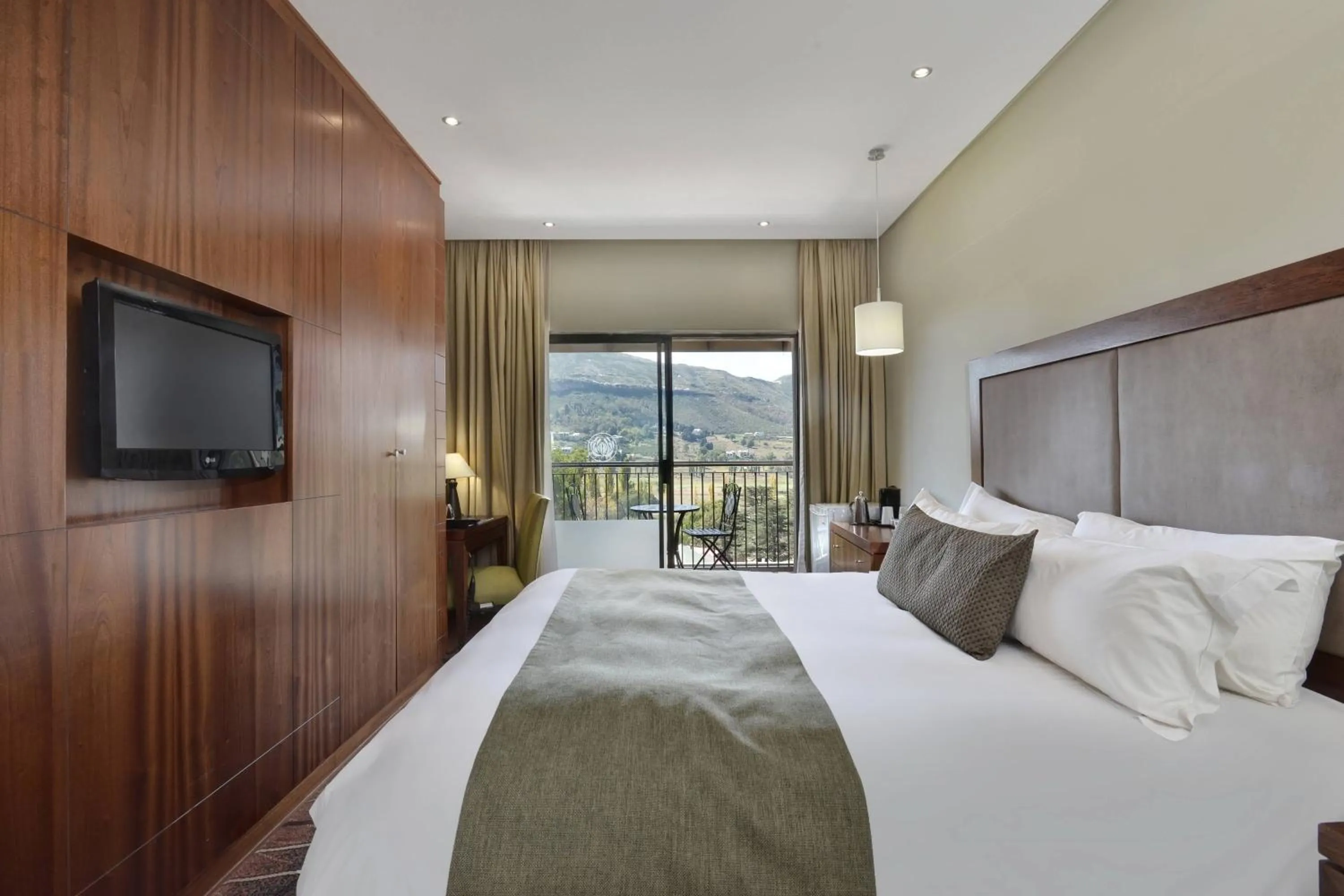 Photo of the whole room, Bed in Protea Hotel by Marriott Clarens