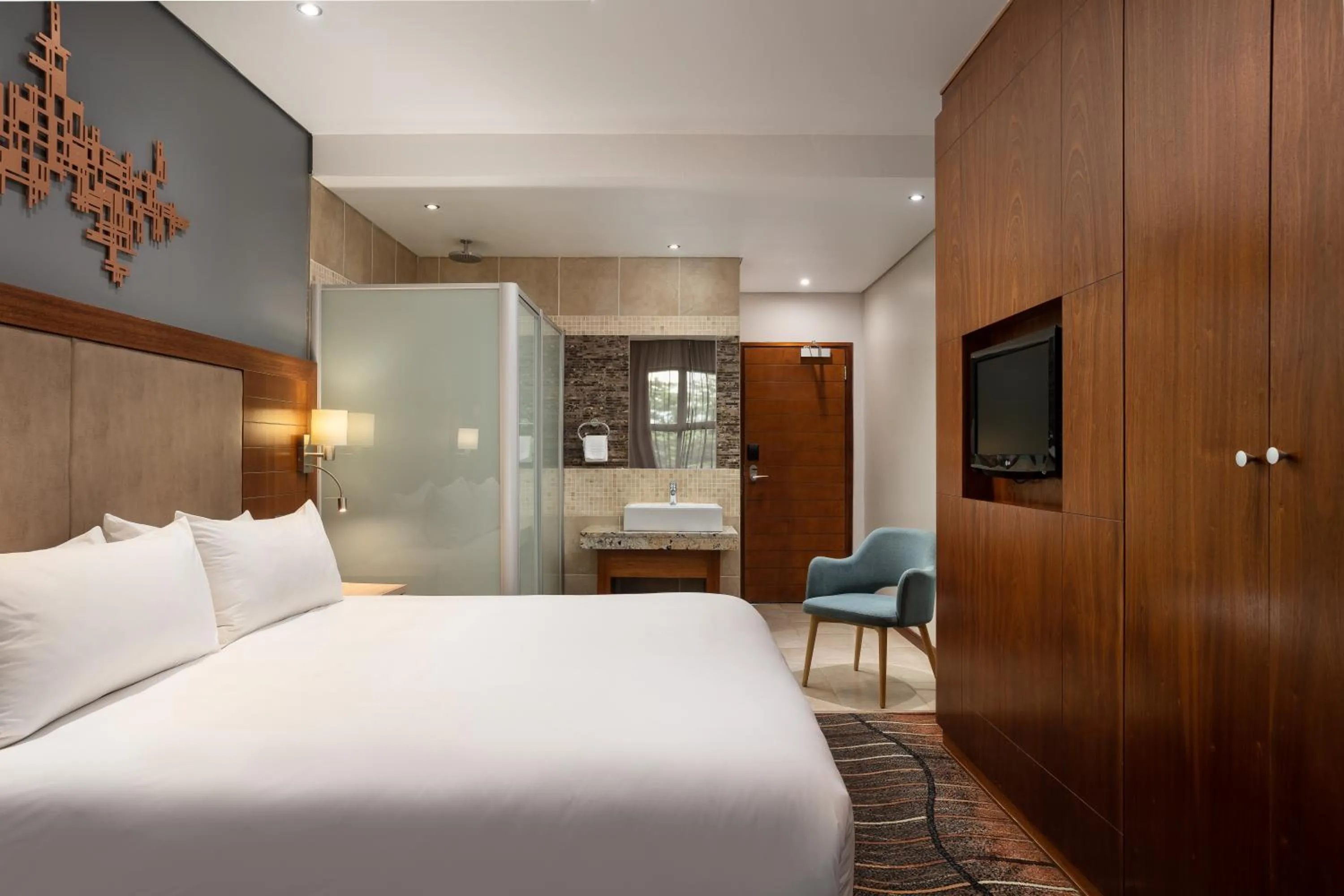 Shower, Bed in Protea Hotel by Marriott Clarens