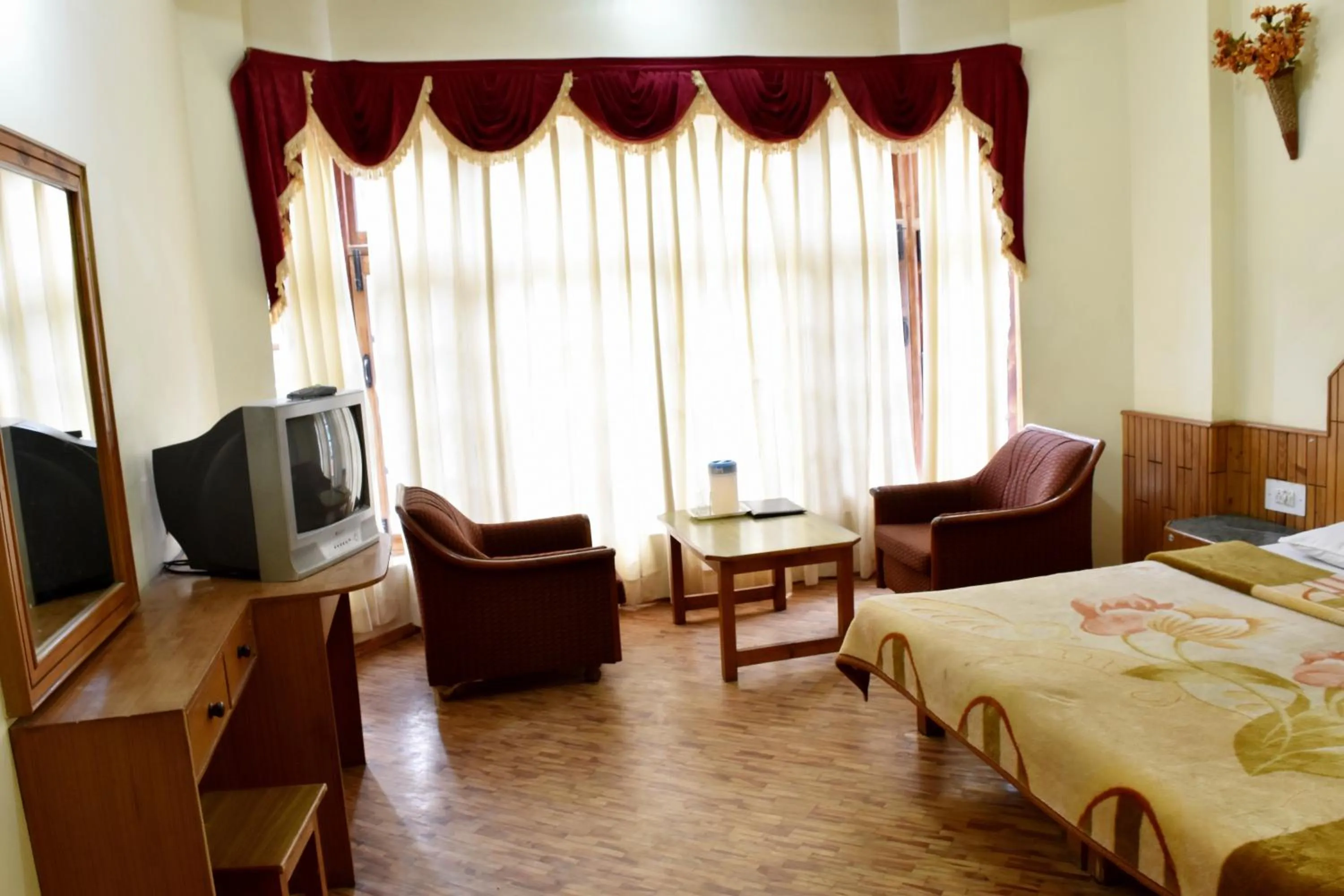 TV and multimedia, Bed in Hotel Satkar Residency - Riverside Old Manali