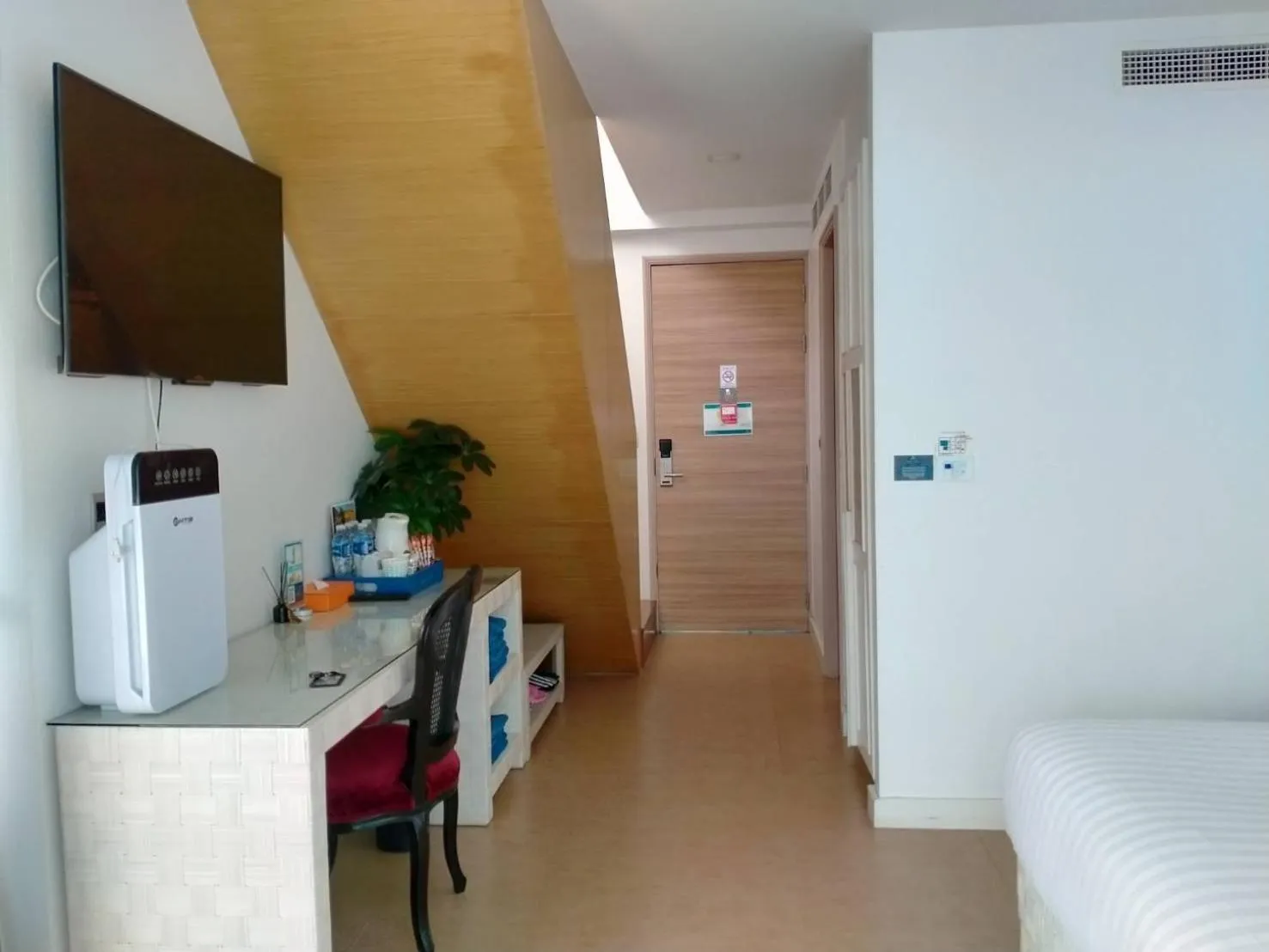 TV and multimedia, Bed in Beach Walk Boutique Resort